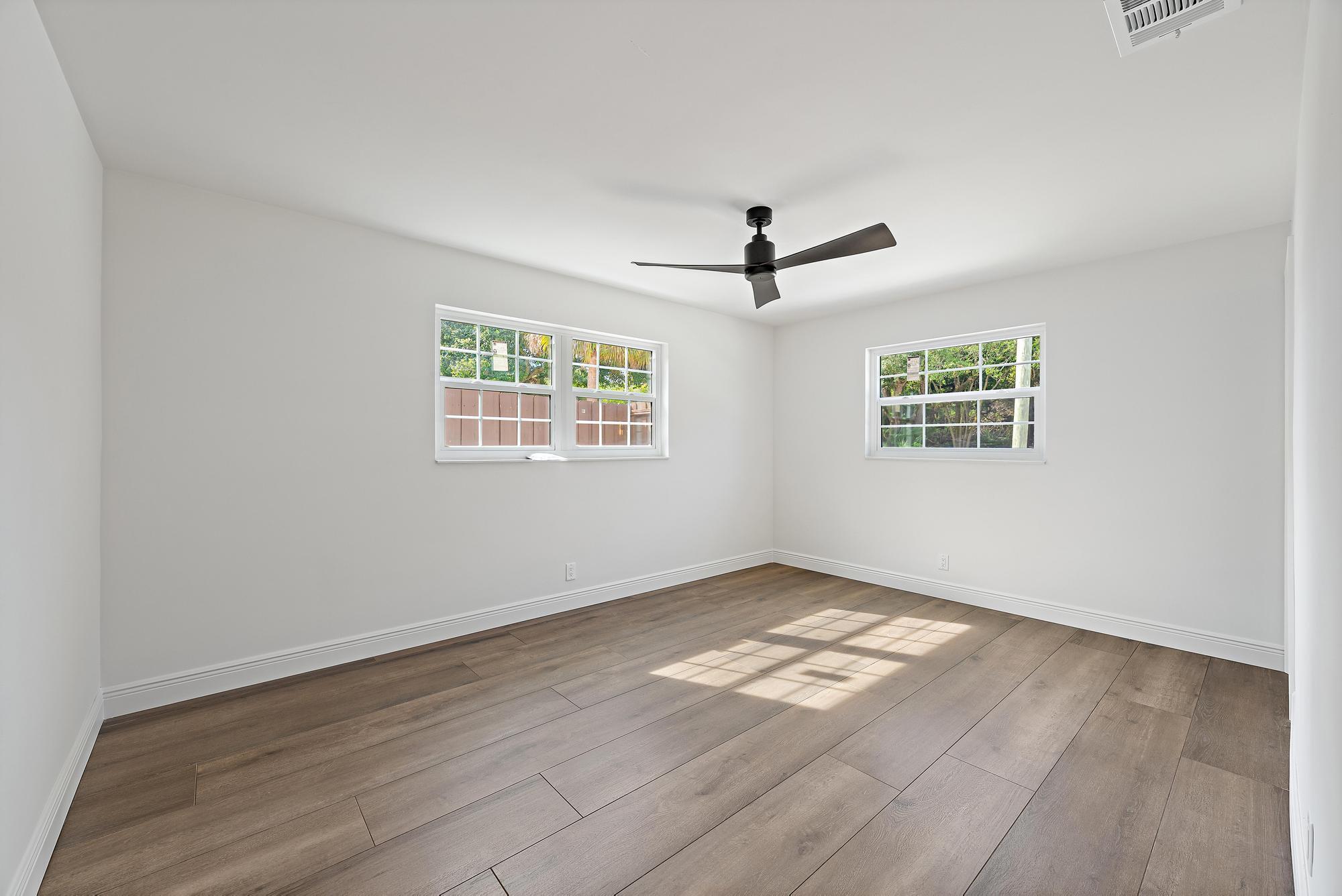 109 E Riverside Drive Property Photo 24