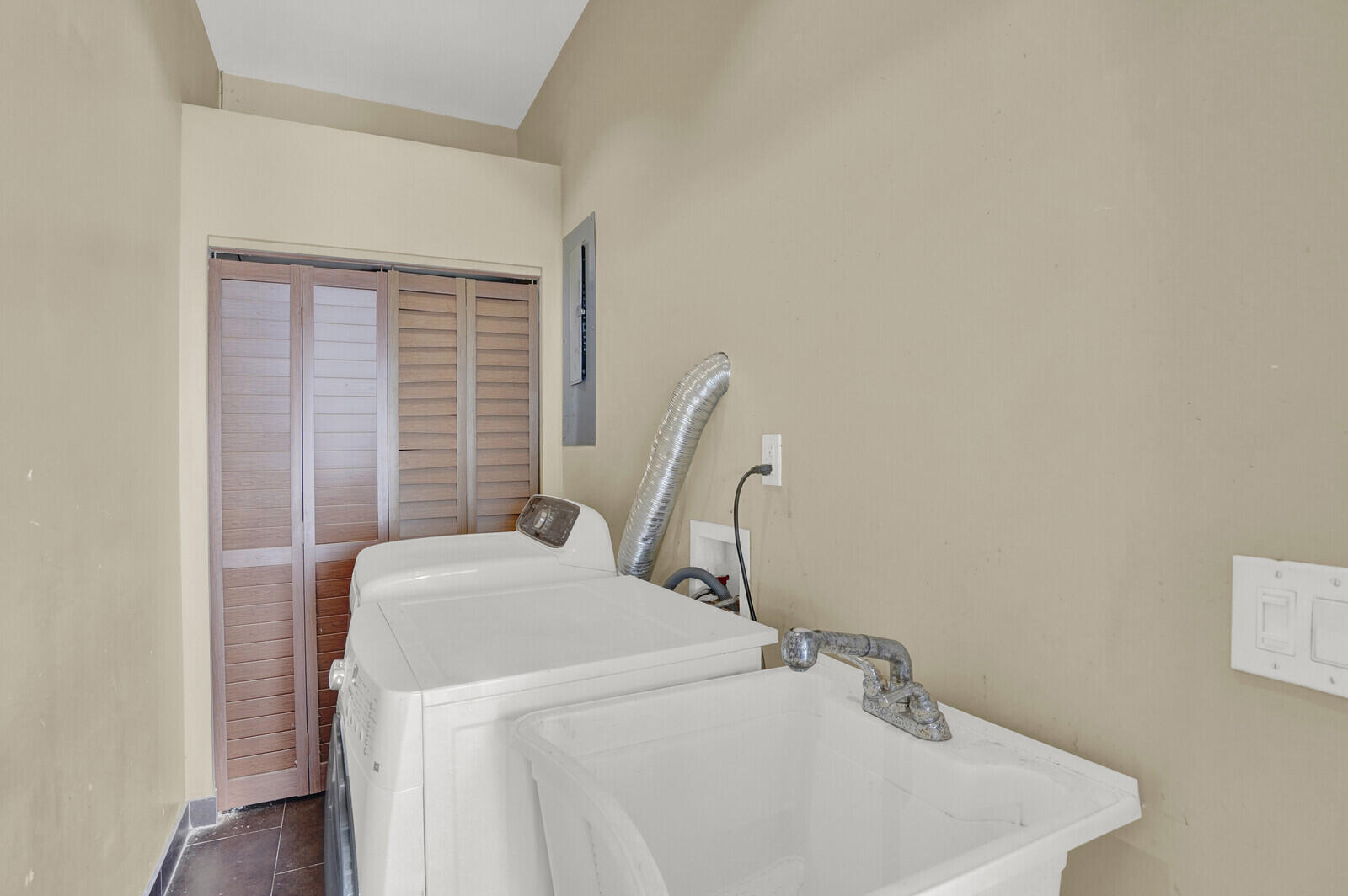 11231 Ira Lane Property Photo 28