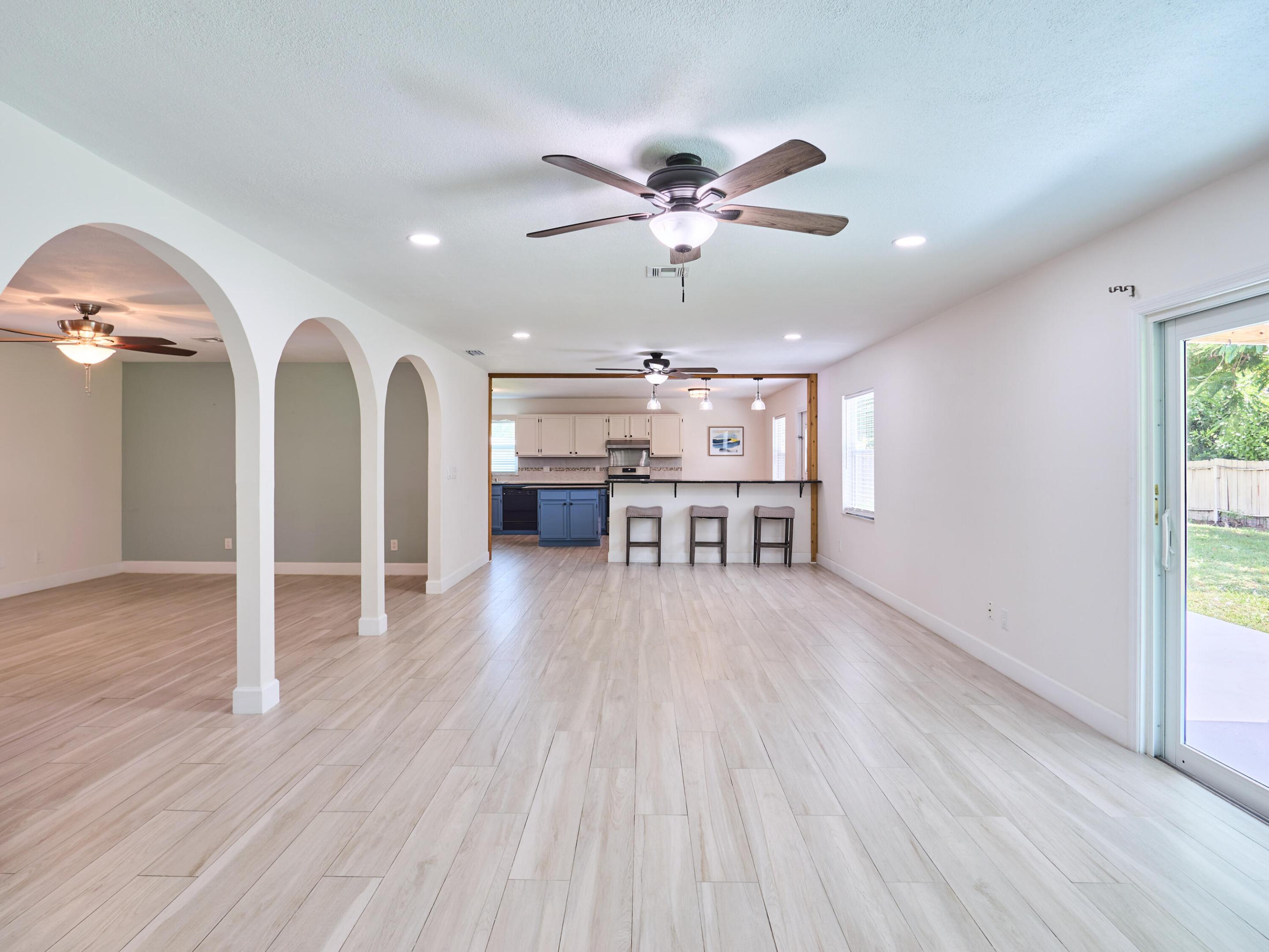 296 Se Wentworth Drive Property Photo 4
