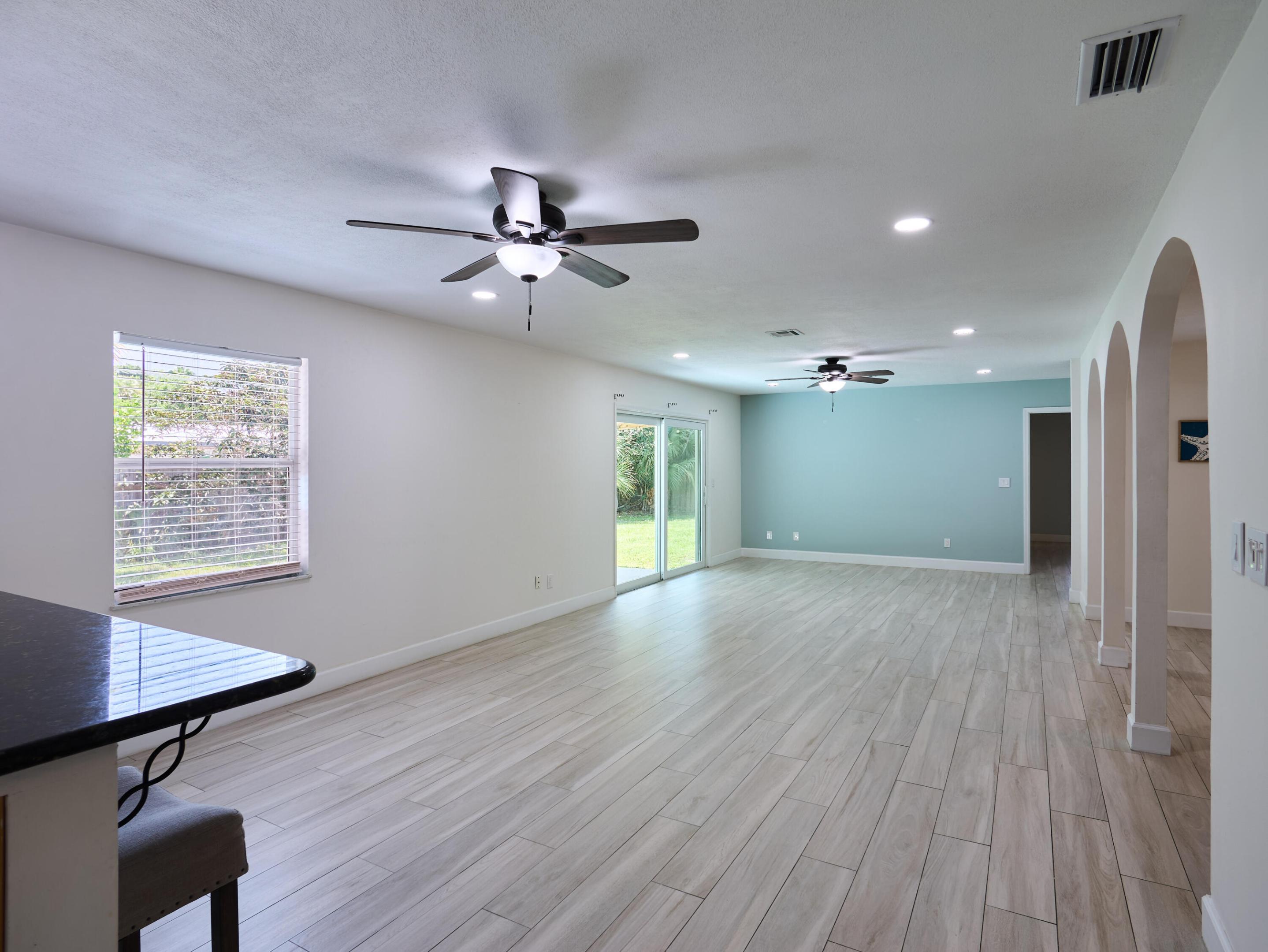 296 Se Wentworth Drive Property Photo 6