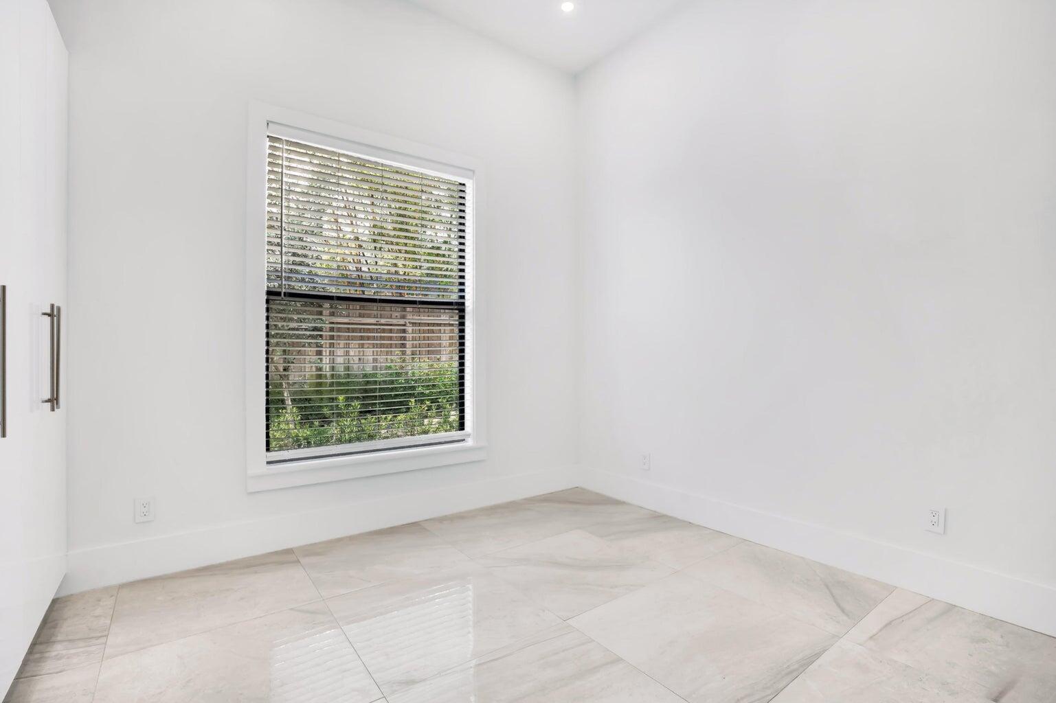 2517 Oceanview Avenue E Property Photo 13