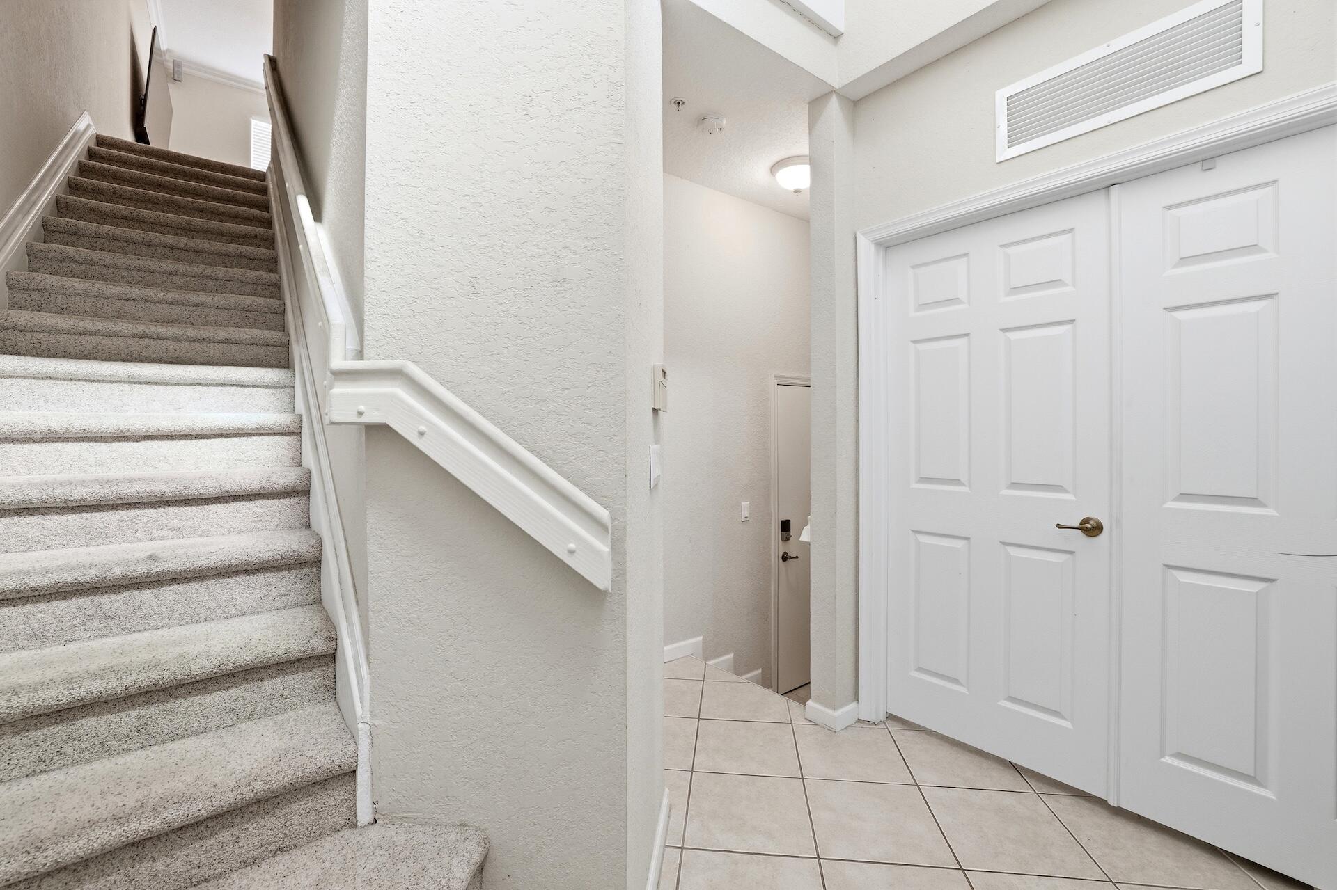 2905 S Greenleaf Circle Property Photo 5