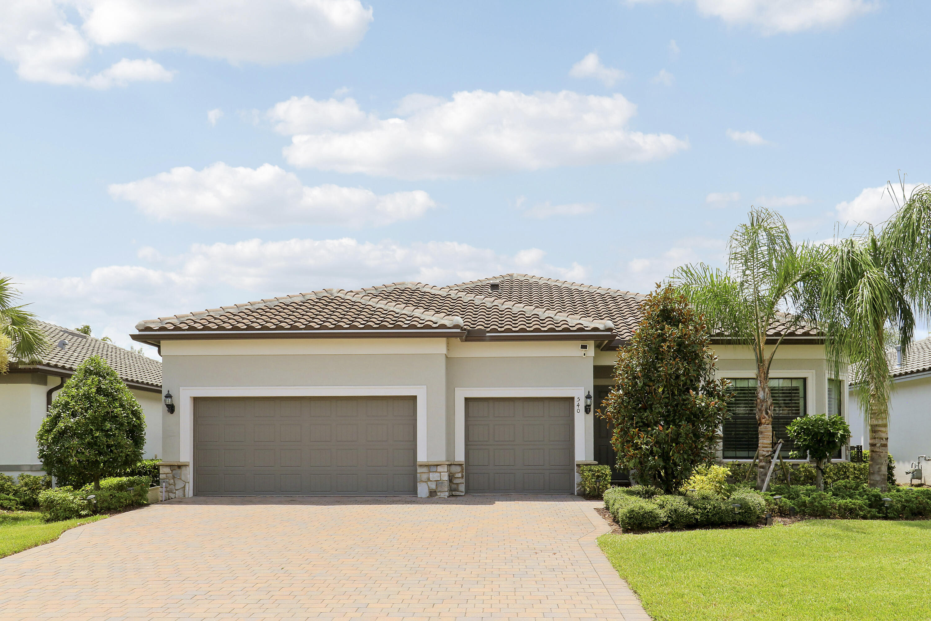 540 Se Villandry Way Property Photo 1