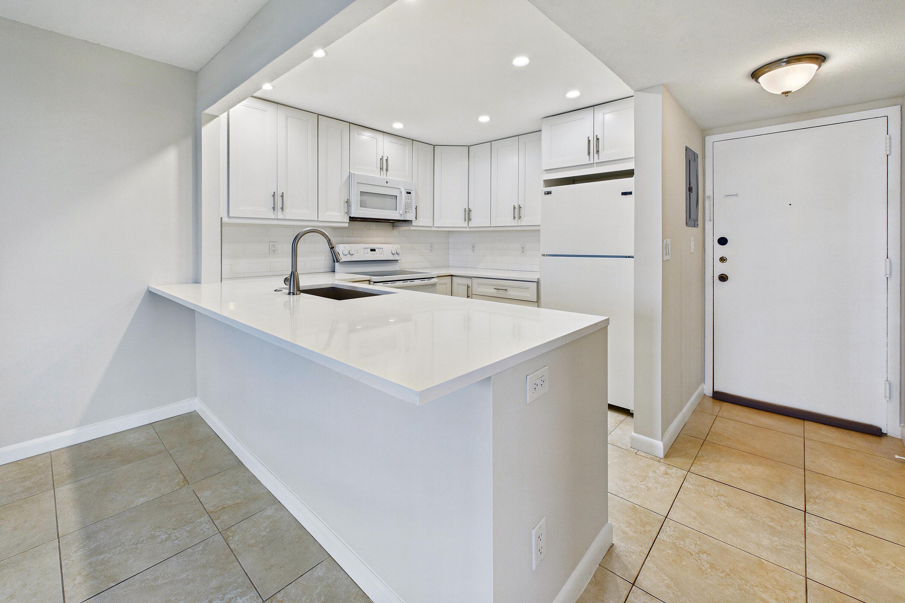 1800 N Andrews Avenue N 12g Property Photo 4