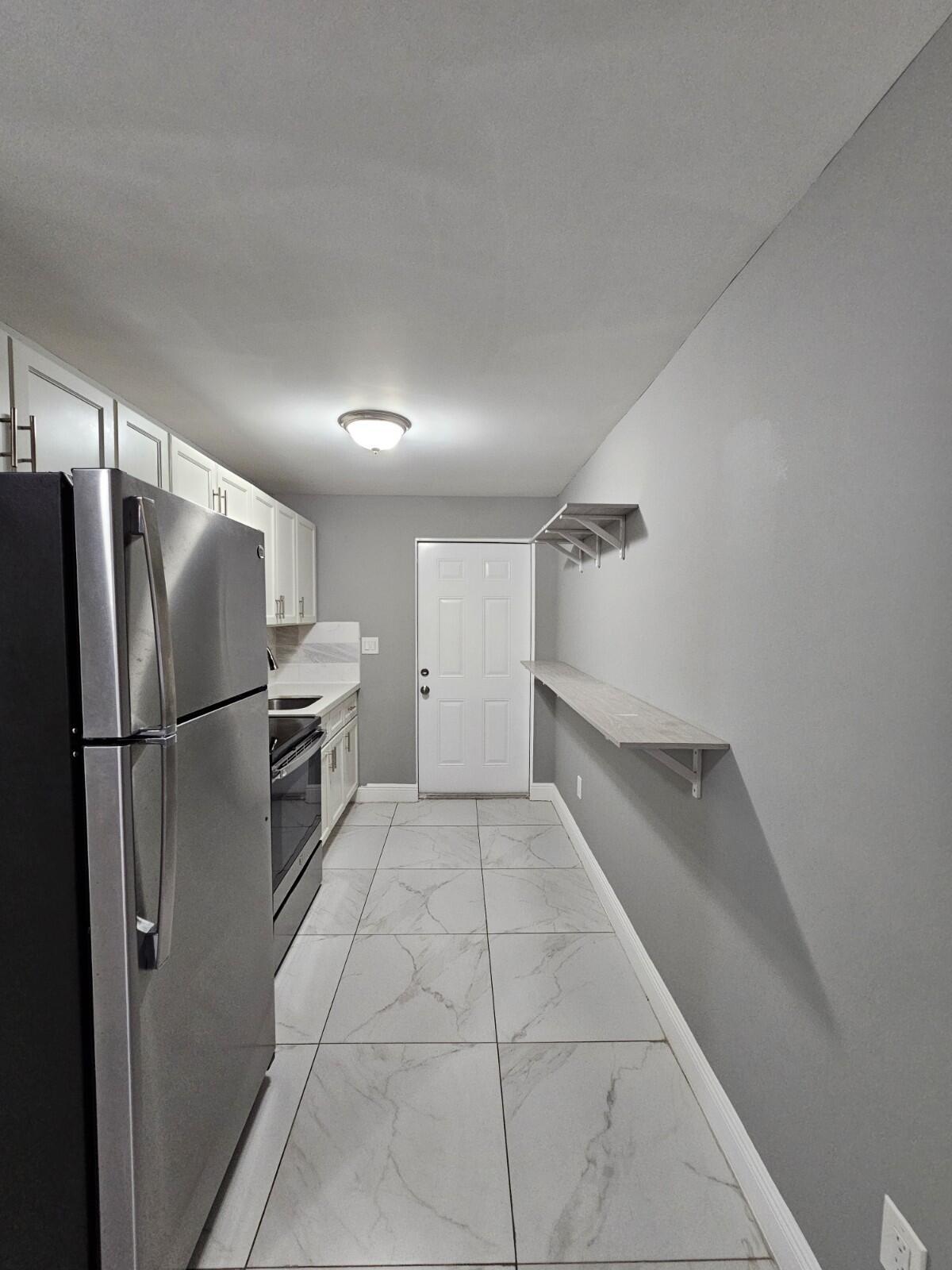 933 W 7th Street A Property Photo 3