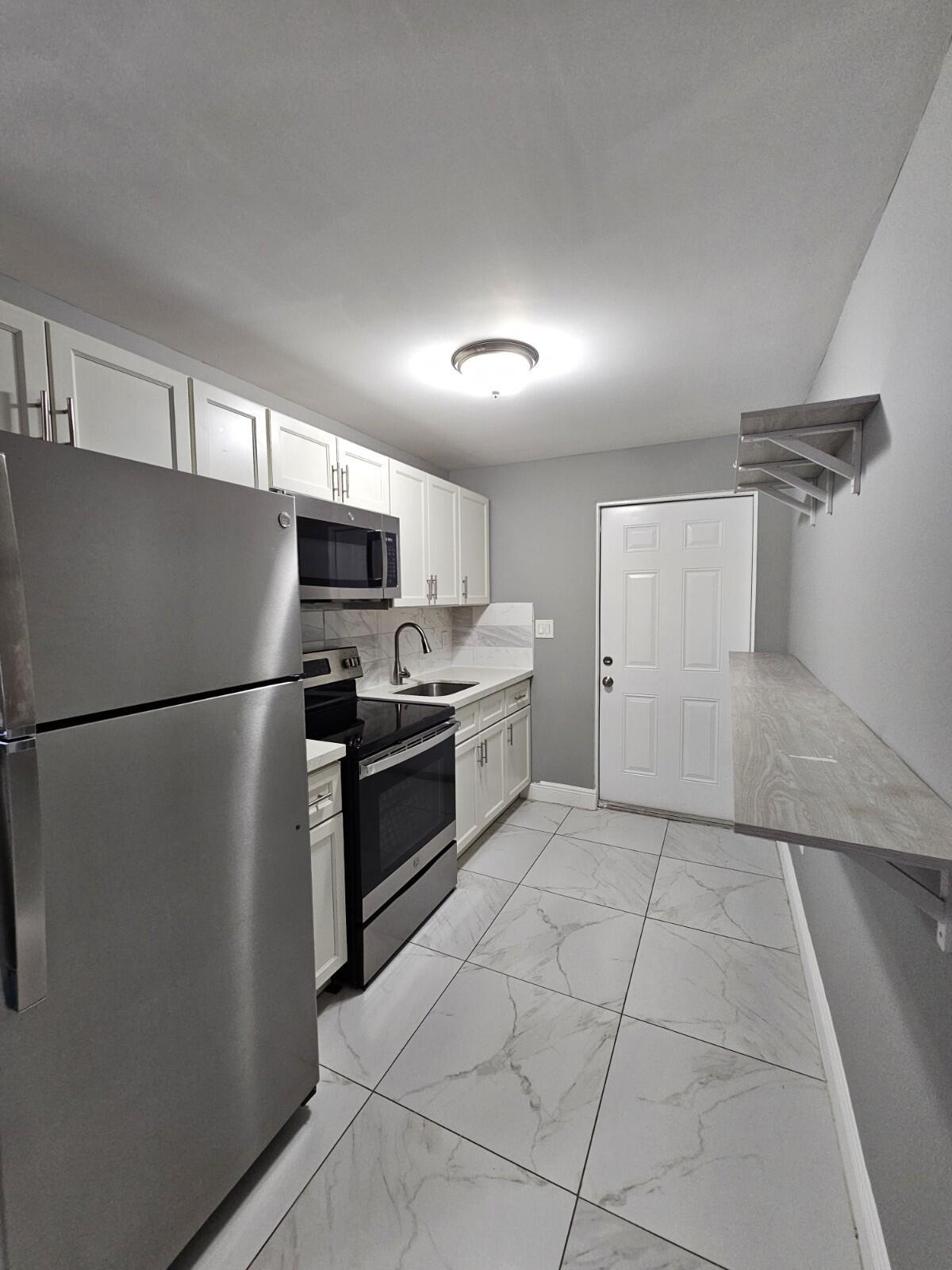 933 W 7th Street A Property Photo 4