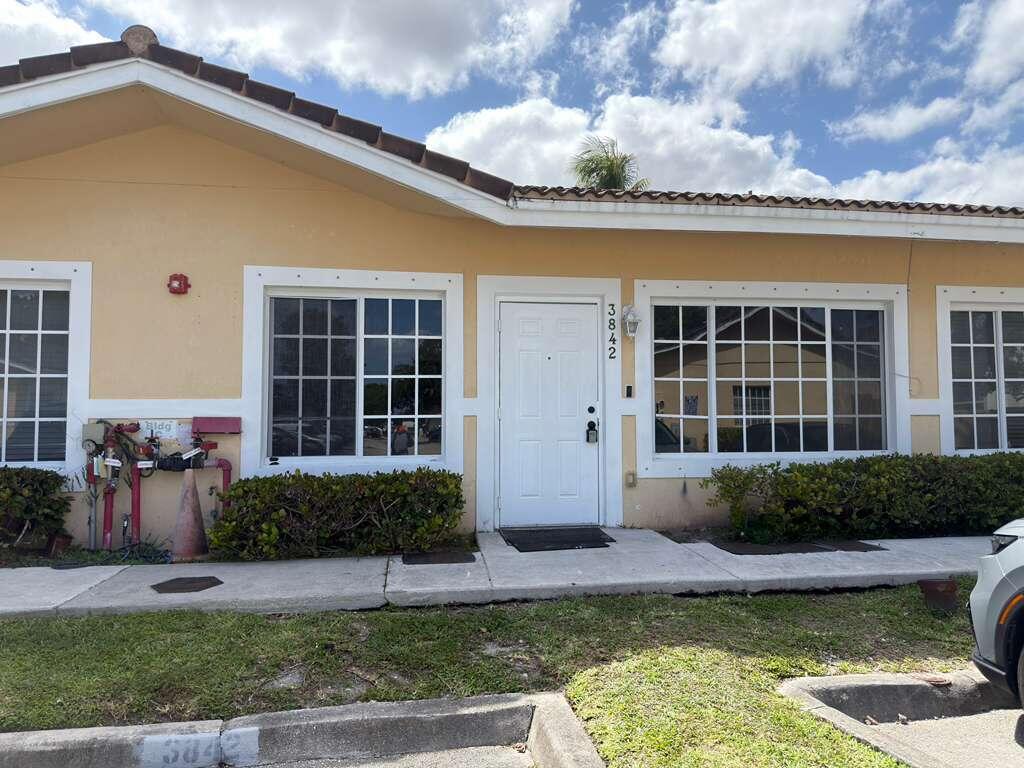 3842 SW 48TH Avenue Property Photo 1