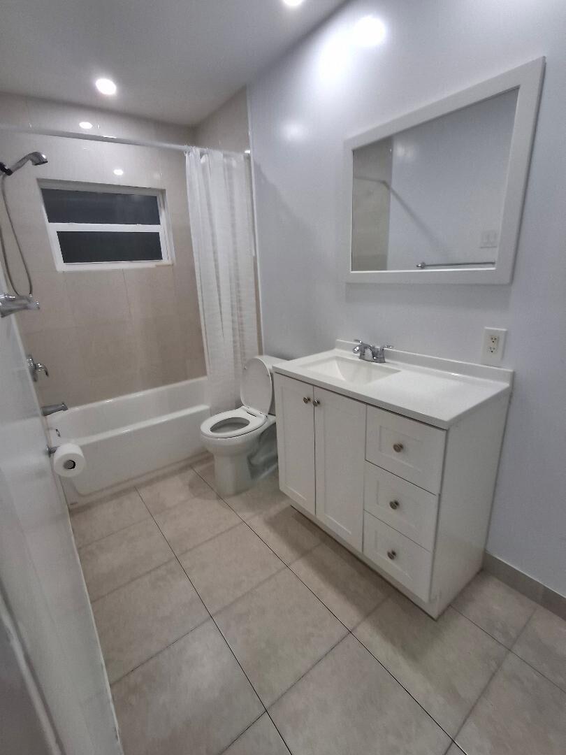 1250 E Sample Road 303 Property Photo 17