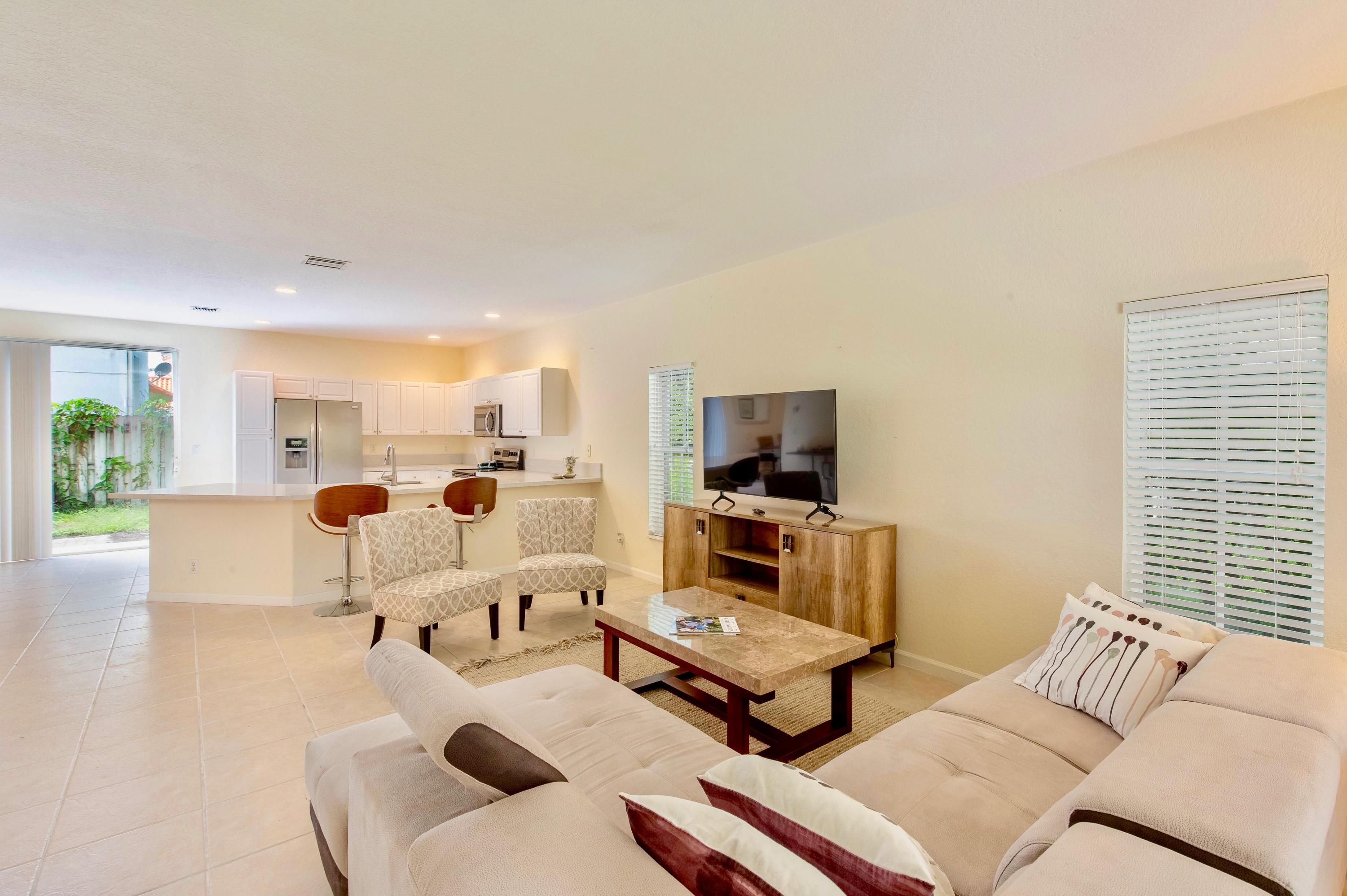 13513 Fountain View Boulevard Property Photo 3