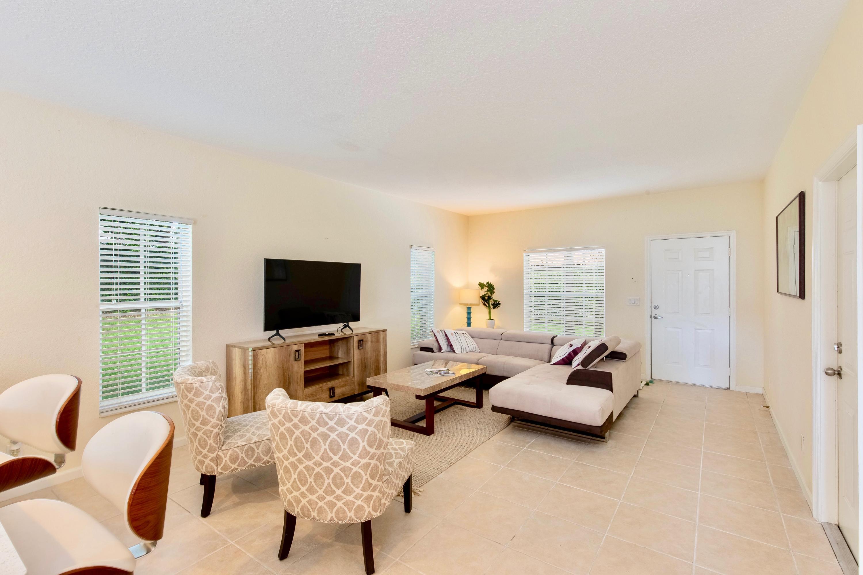 13513 Fountain View Boulevard Property Photo 4