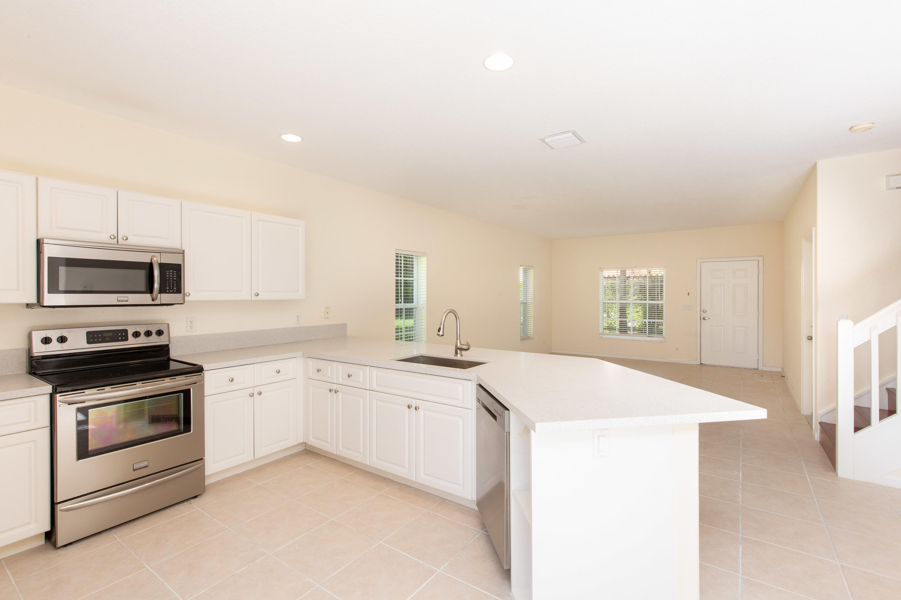 13513 Fountain View Boulevard Property Photo 8