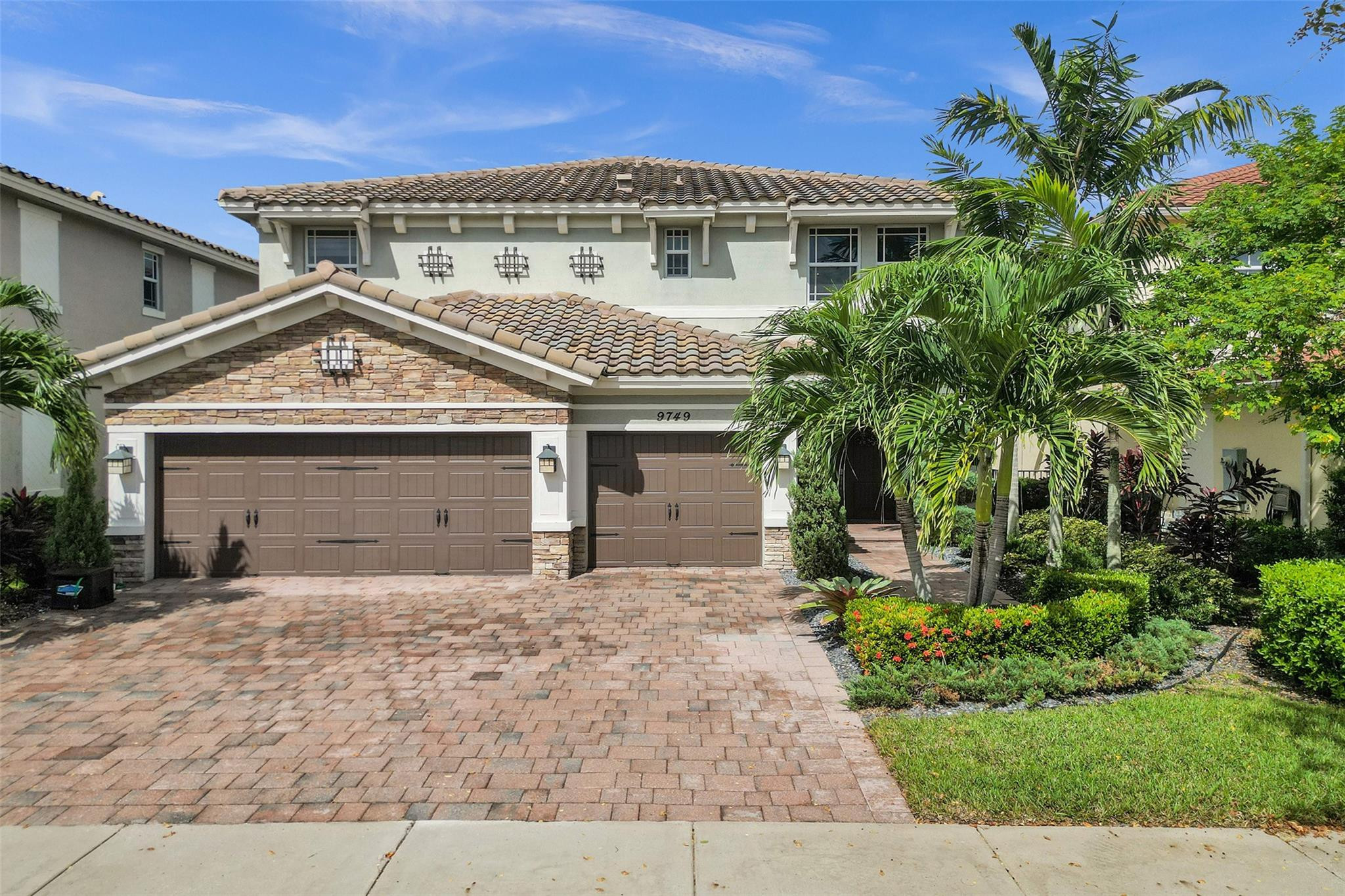 9749 Blue Isle Bay Property Photo 1