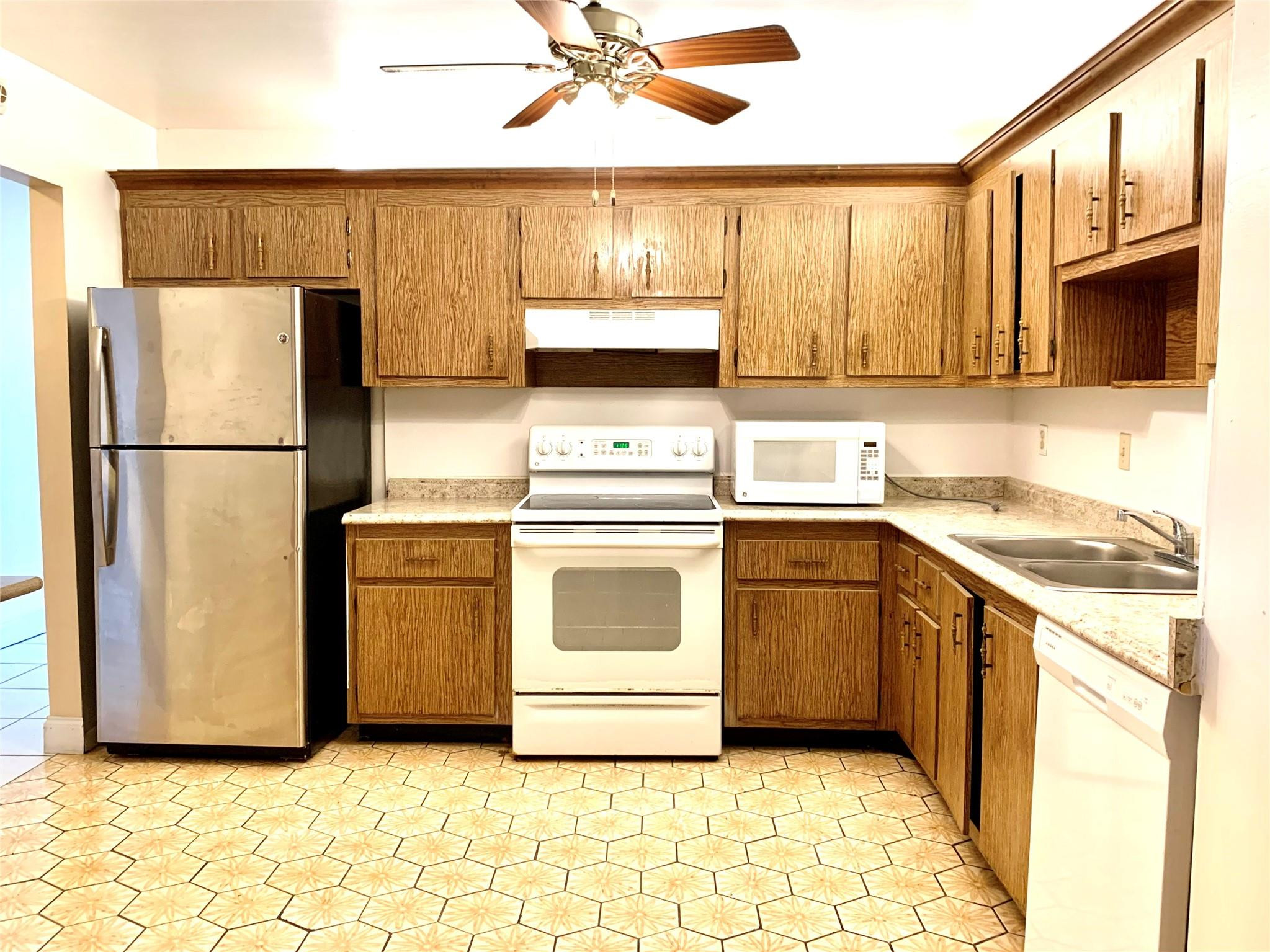 8900 W Sample Road 106 Property Photo 5