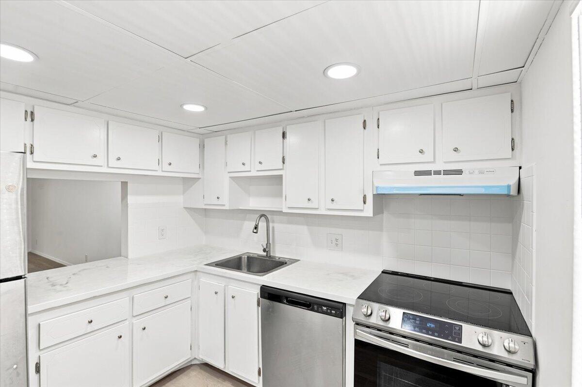 1050 Country Club Drive 306 Property Photo 12