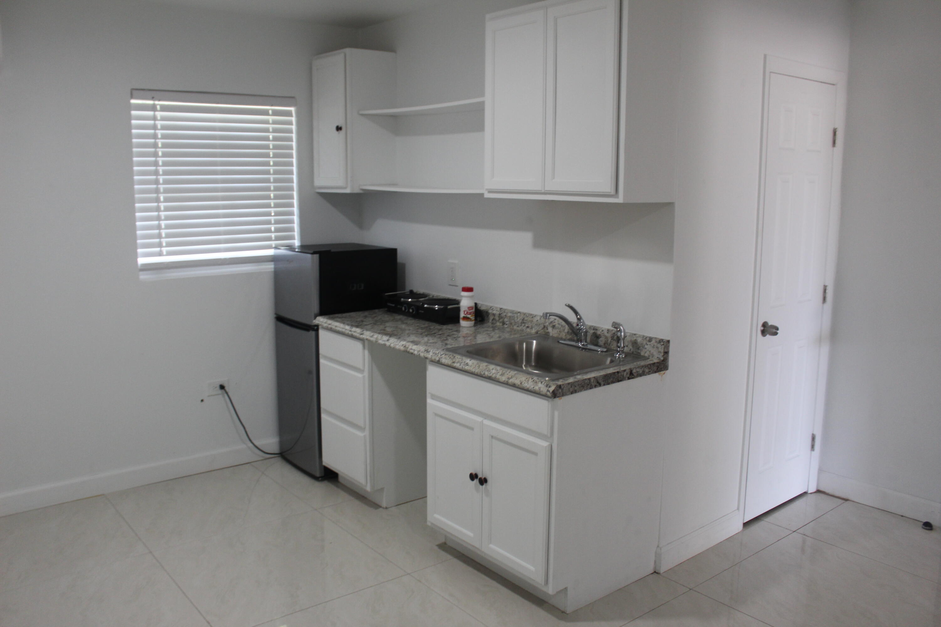 4434 Venus Avenue C Property Photo 6