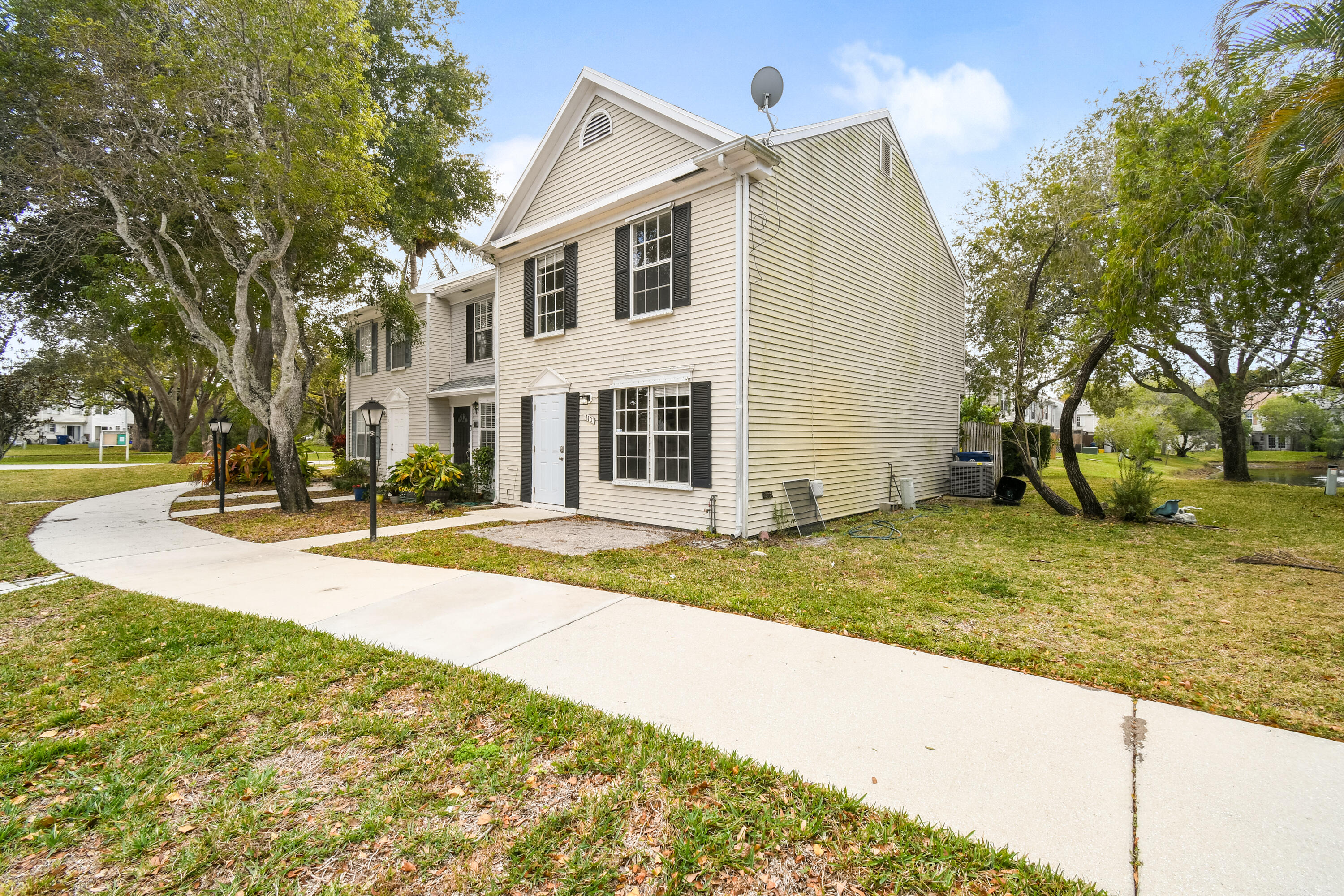 110 Old English Court Property Photo 2