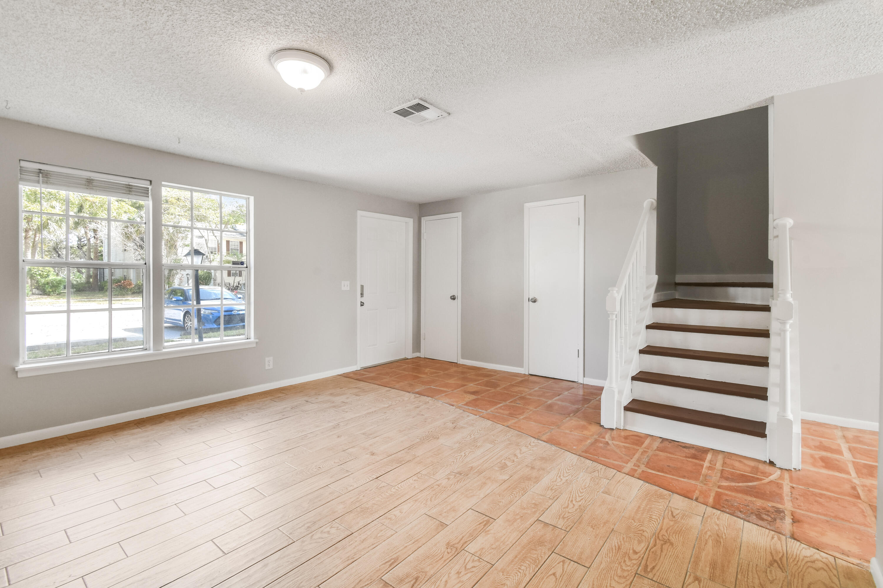 110 Old English Court Property Photo 5