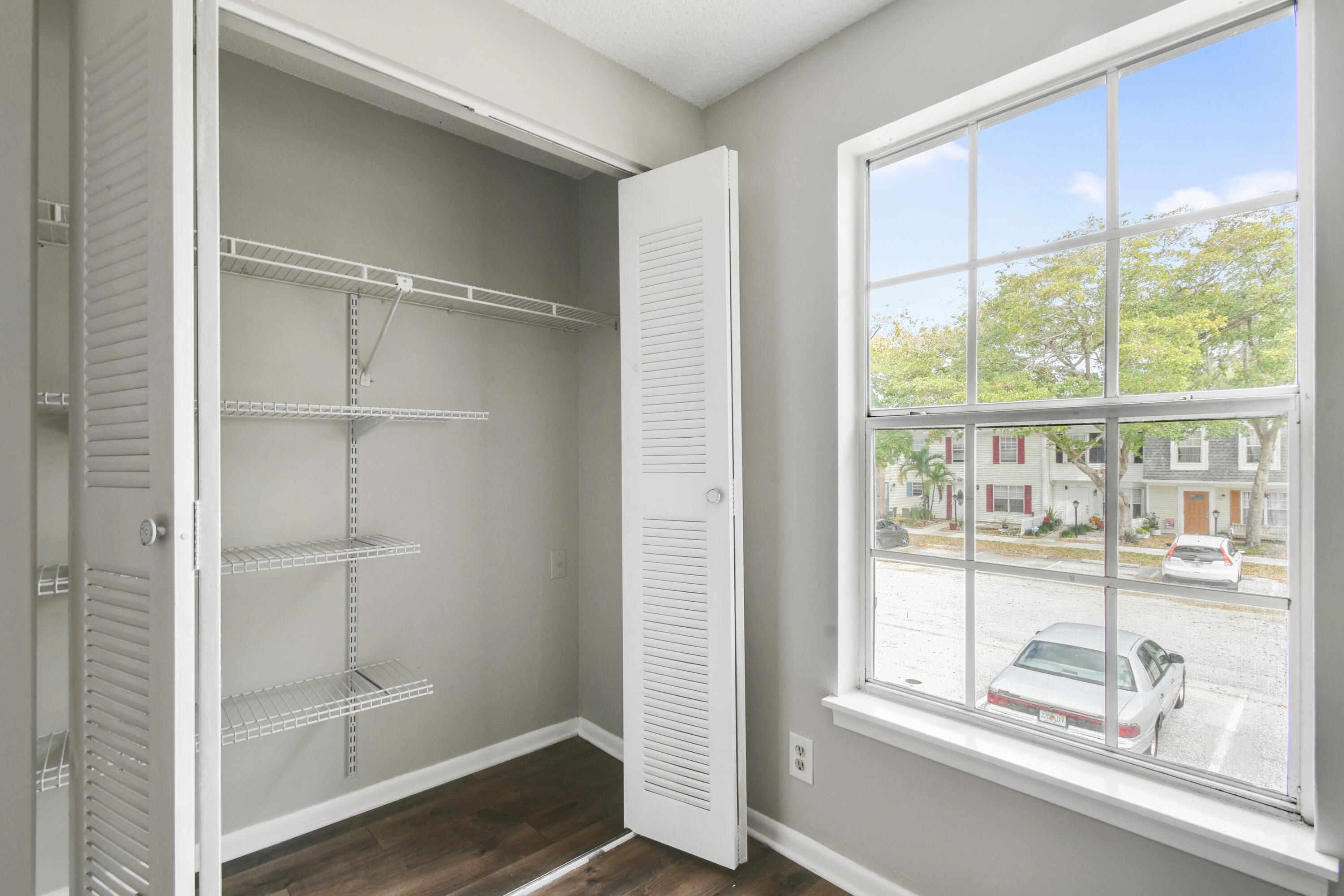 110 Old English Court Property Photo 22
