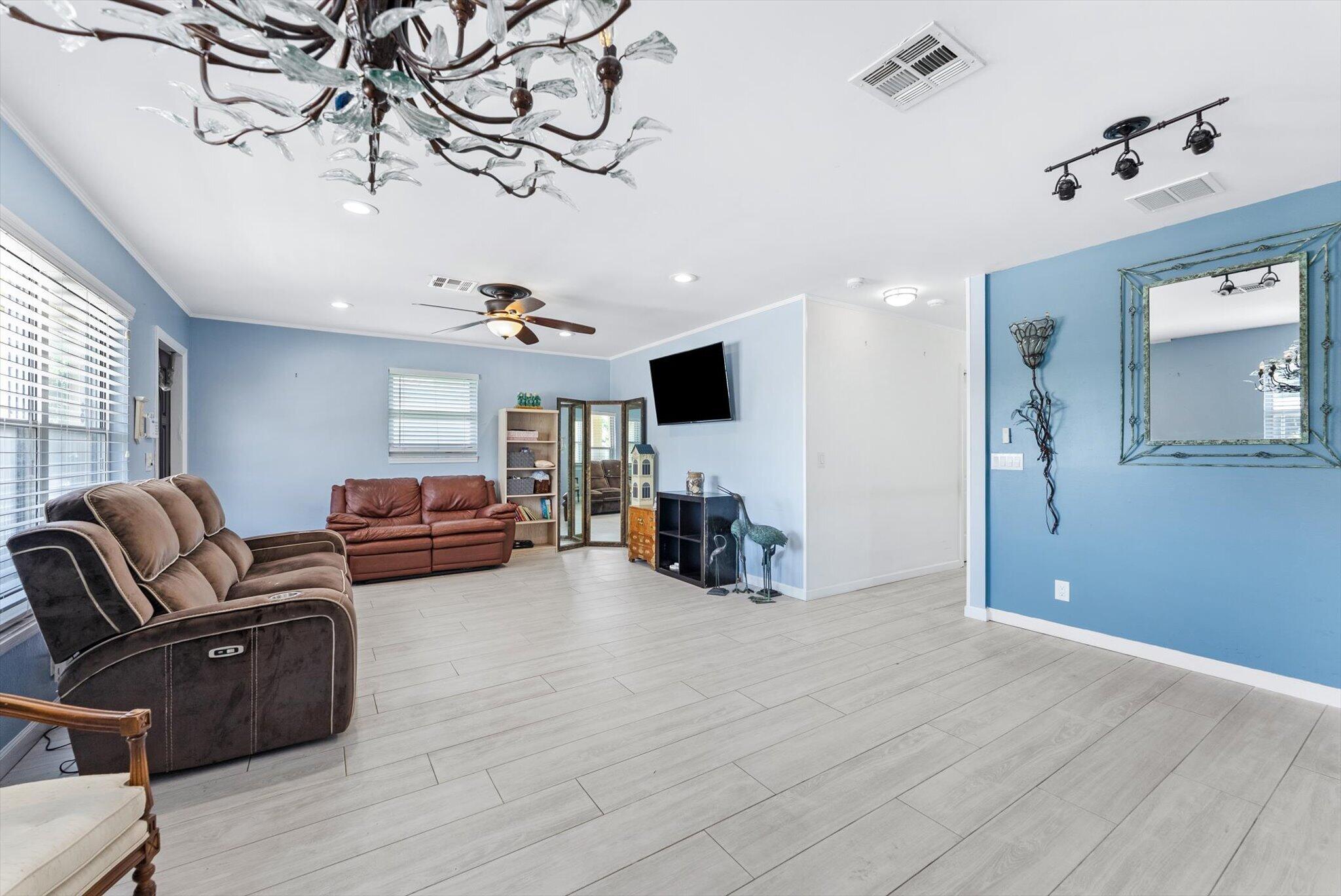 708 Hillcrest Boulevard Property Photo 6