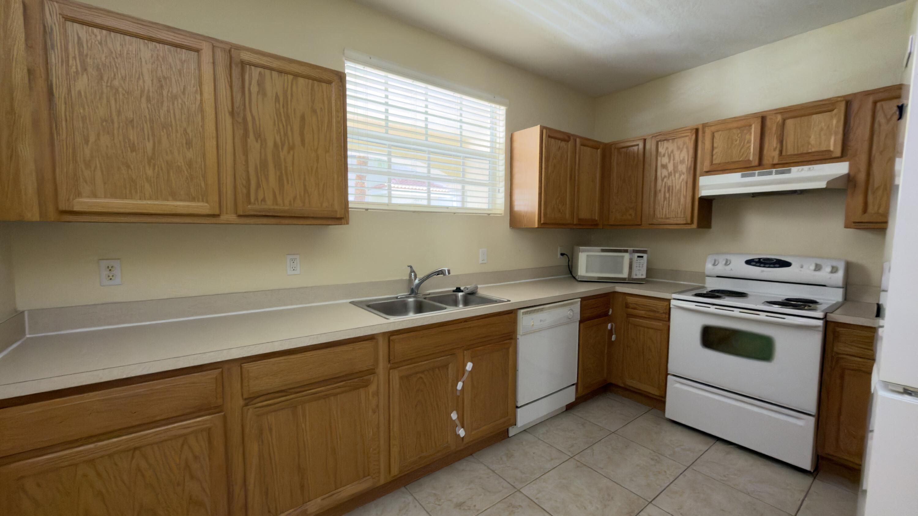 4809 N Wickham Circle B Property Photo 5