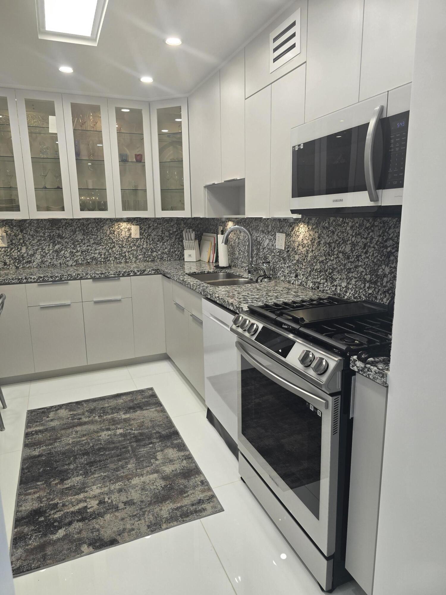 2030 S Ocean Drive 510 Property Photo 4