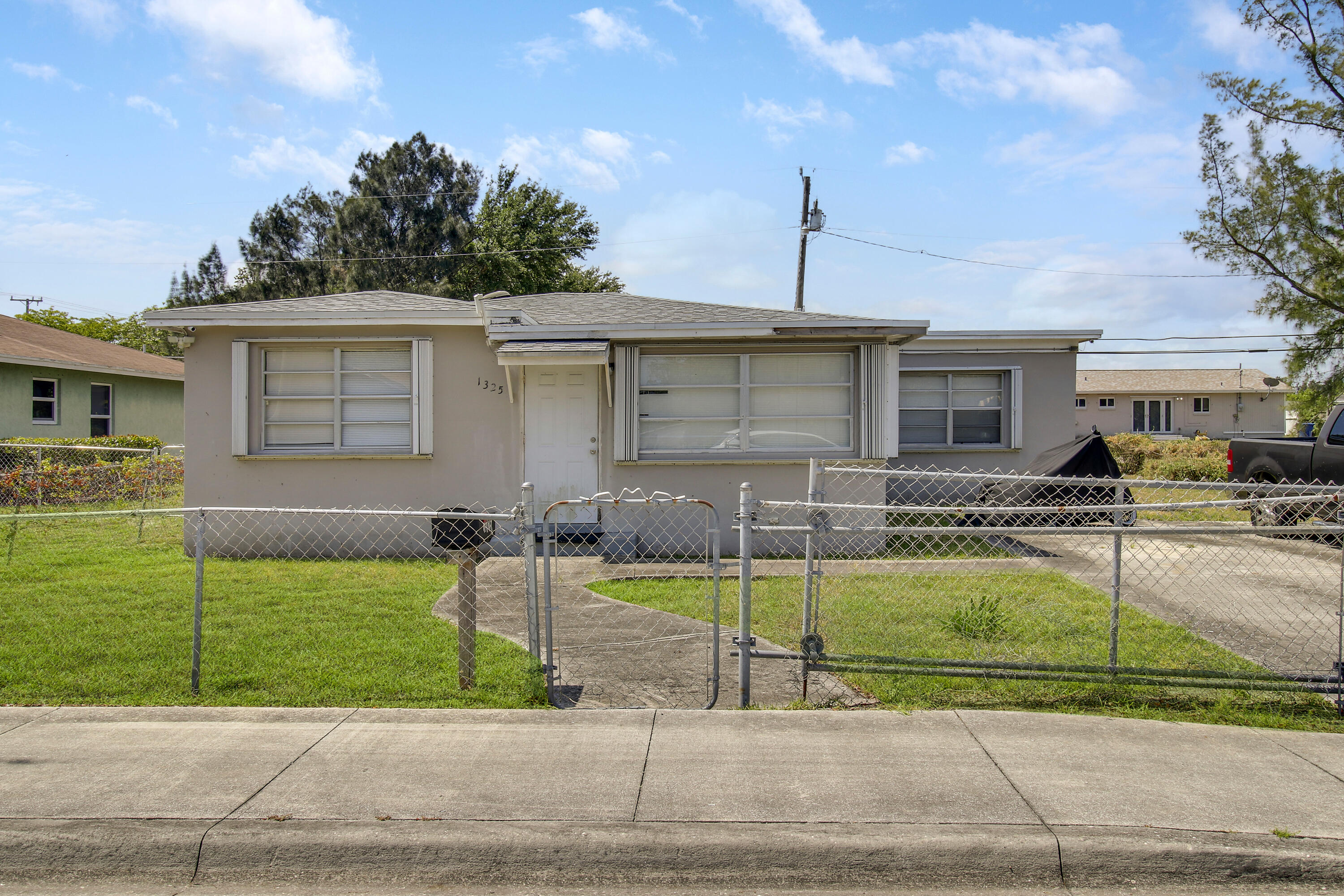 1325 W 32nd Street Property Photo 2