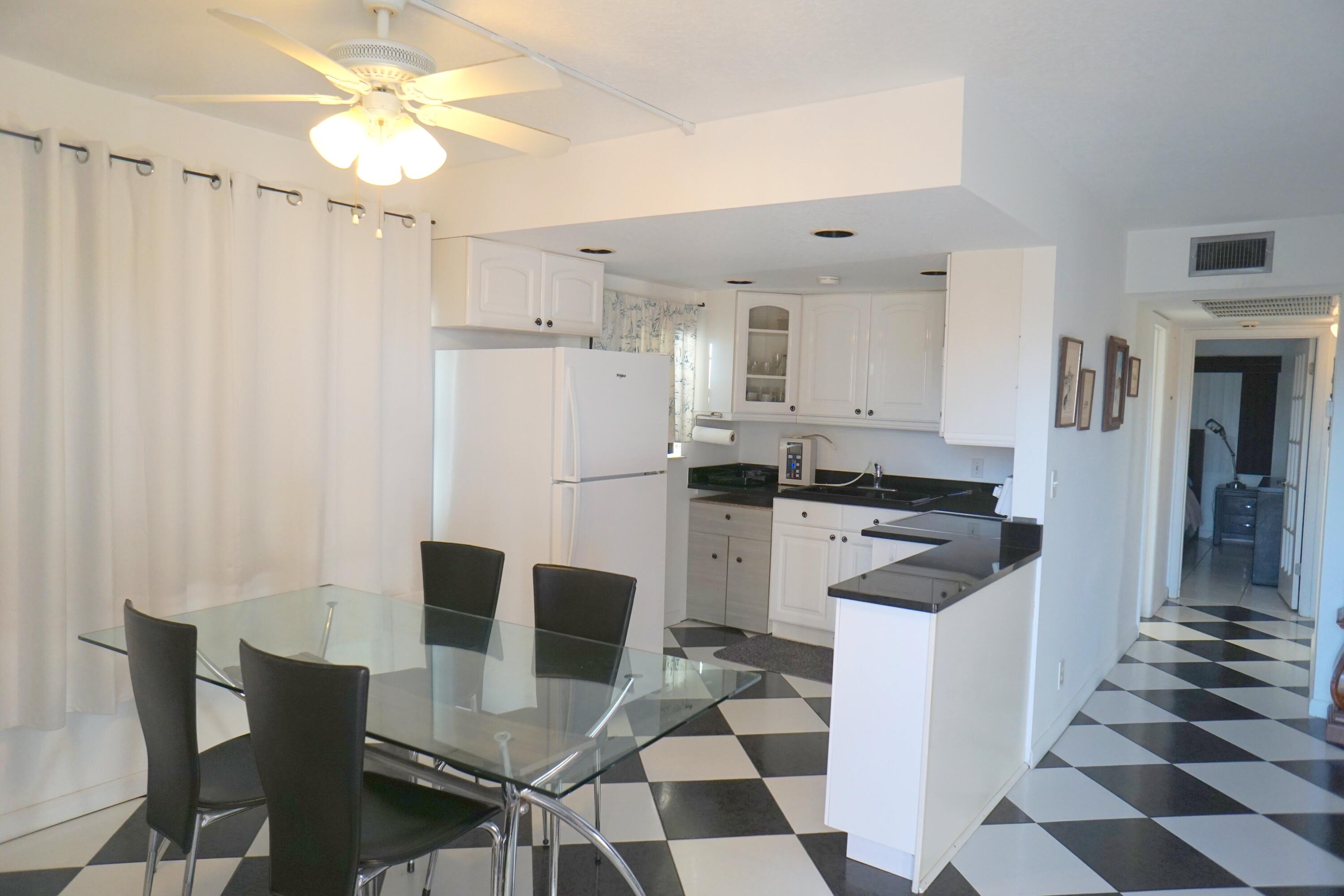 401 Southampton A Property Photo 3