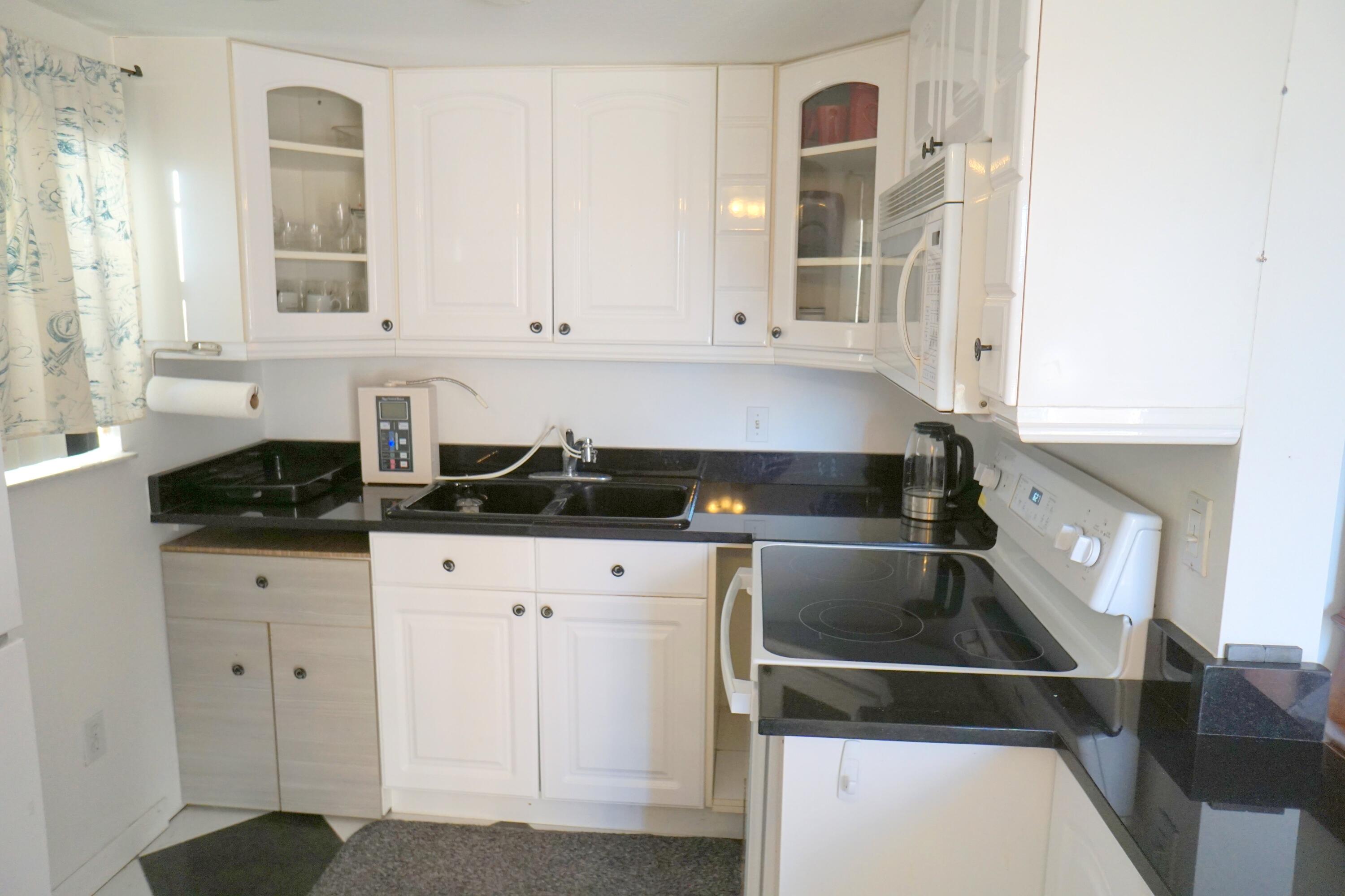 401 Southampton A Property Photo 4