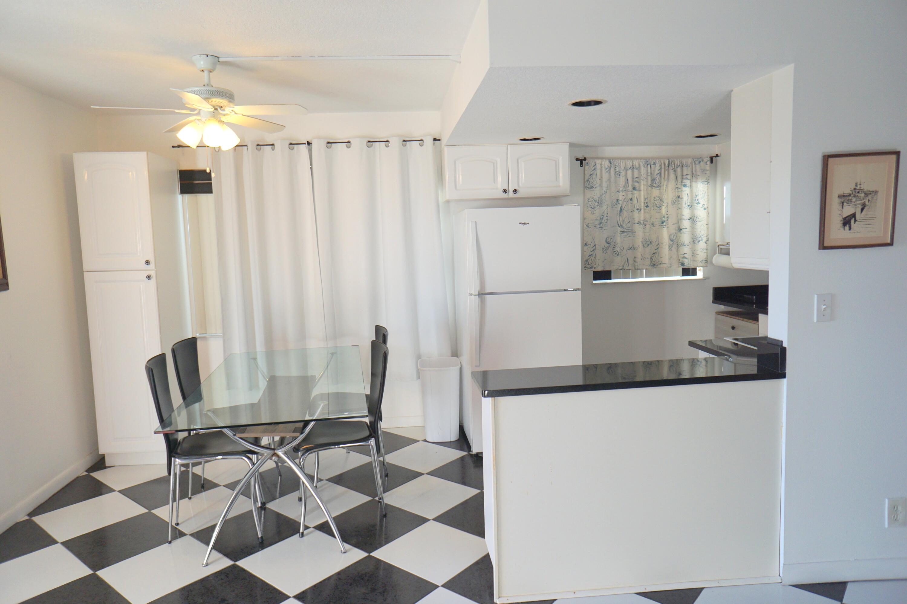 401 Southampton A Property Photo 5