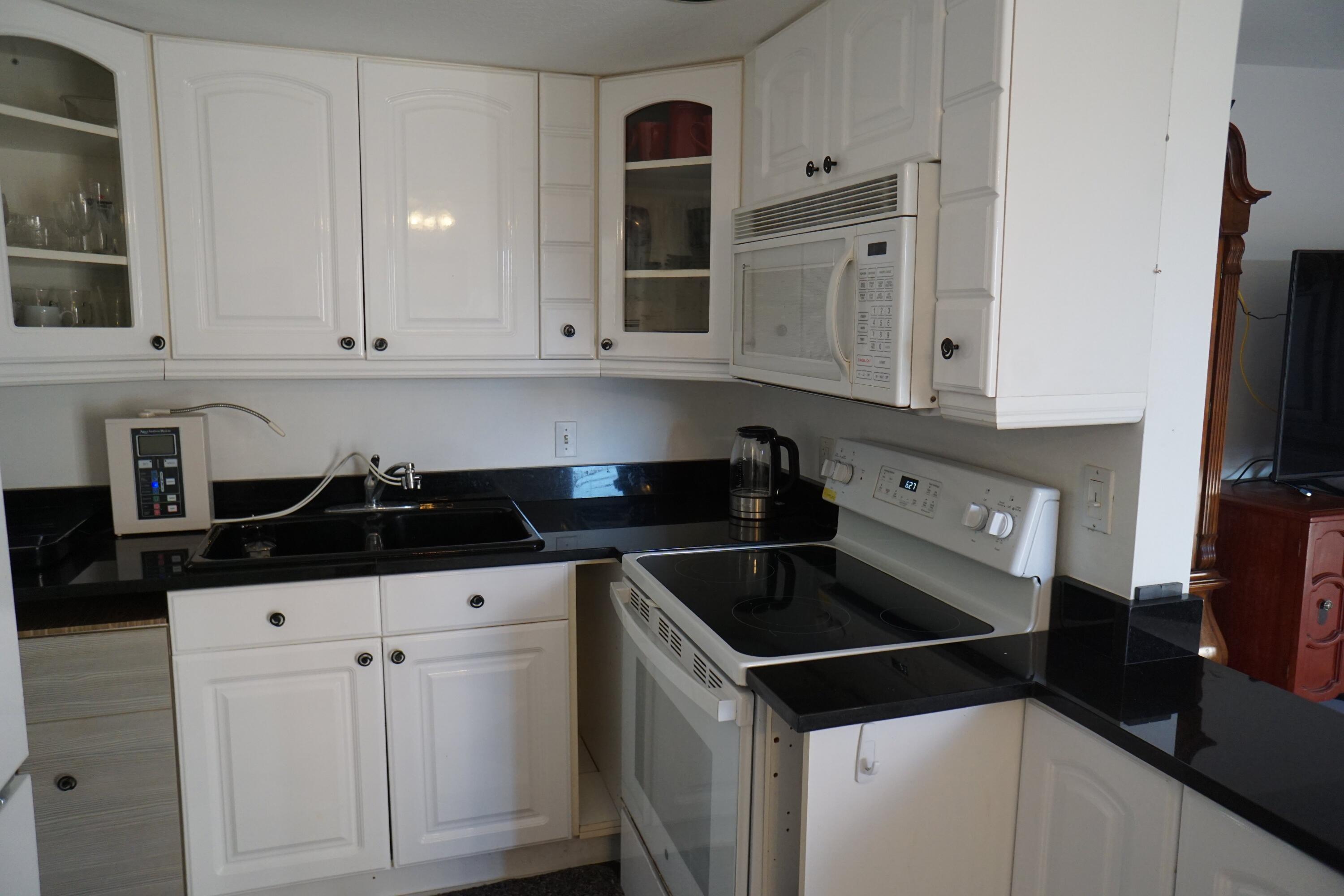 401 Southampton A Property Photo 6