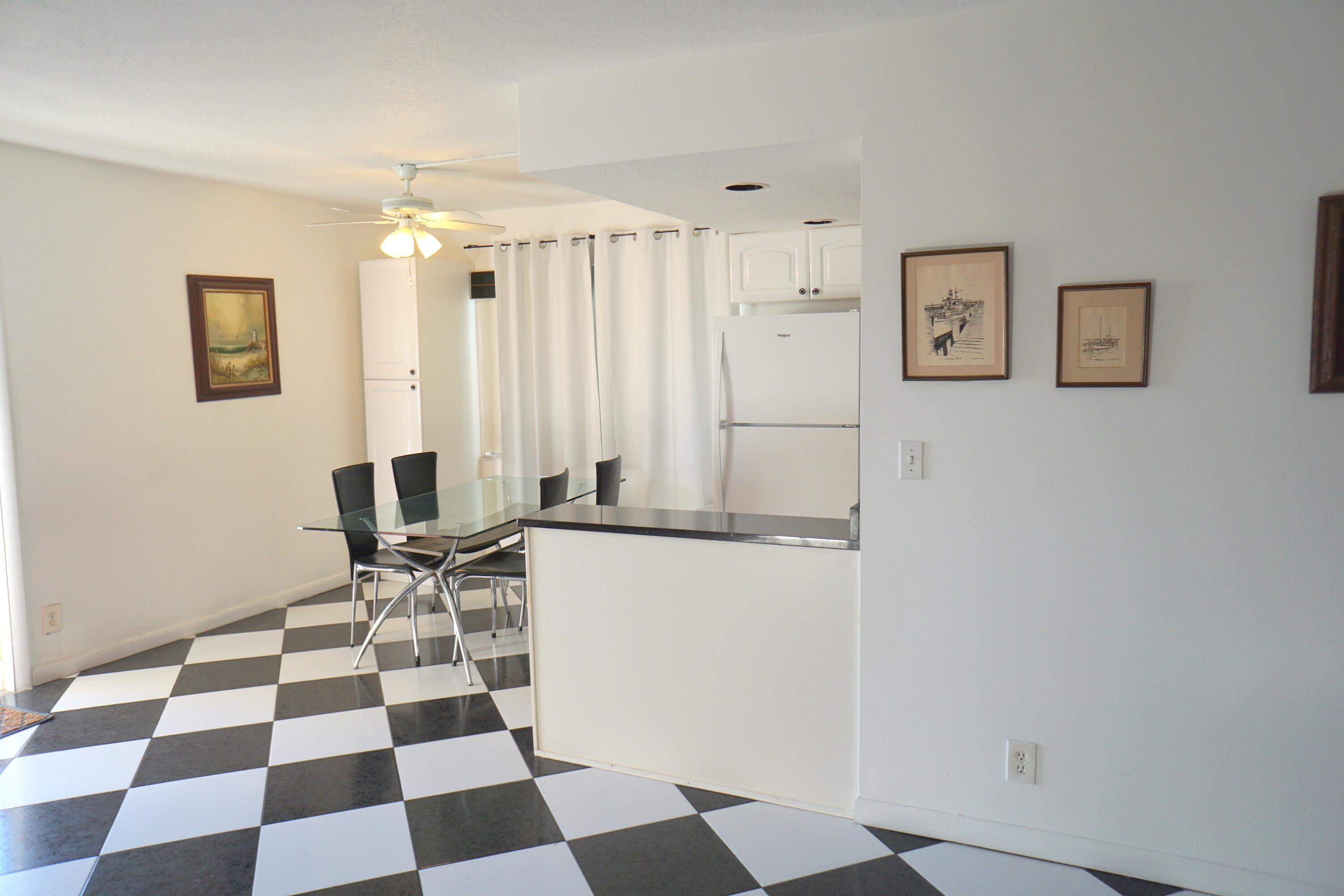 401 Southampton A Property Photo 7