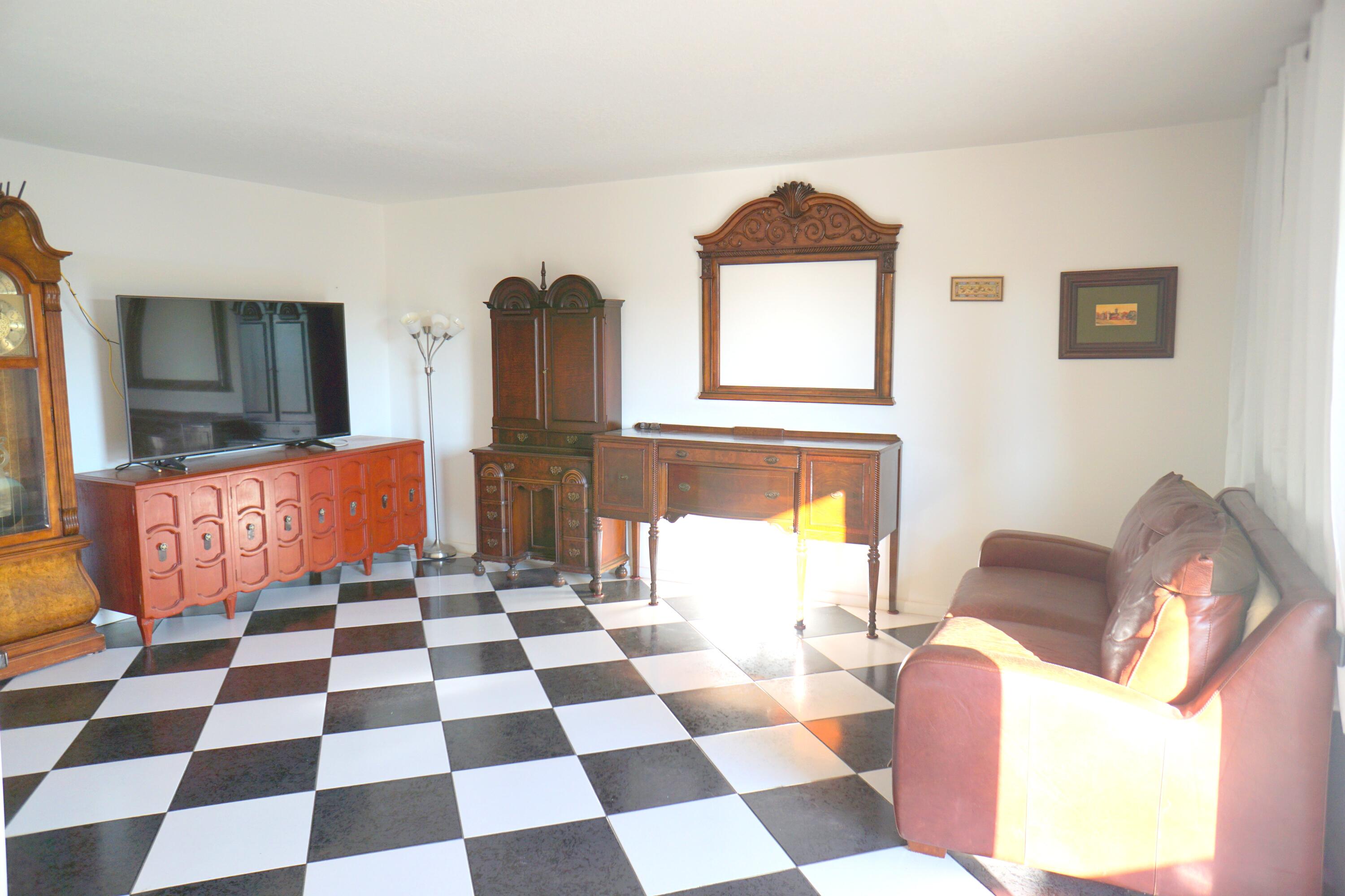 401 Southampton A Property Photo 8