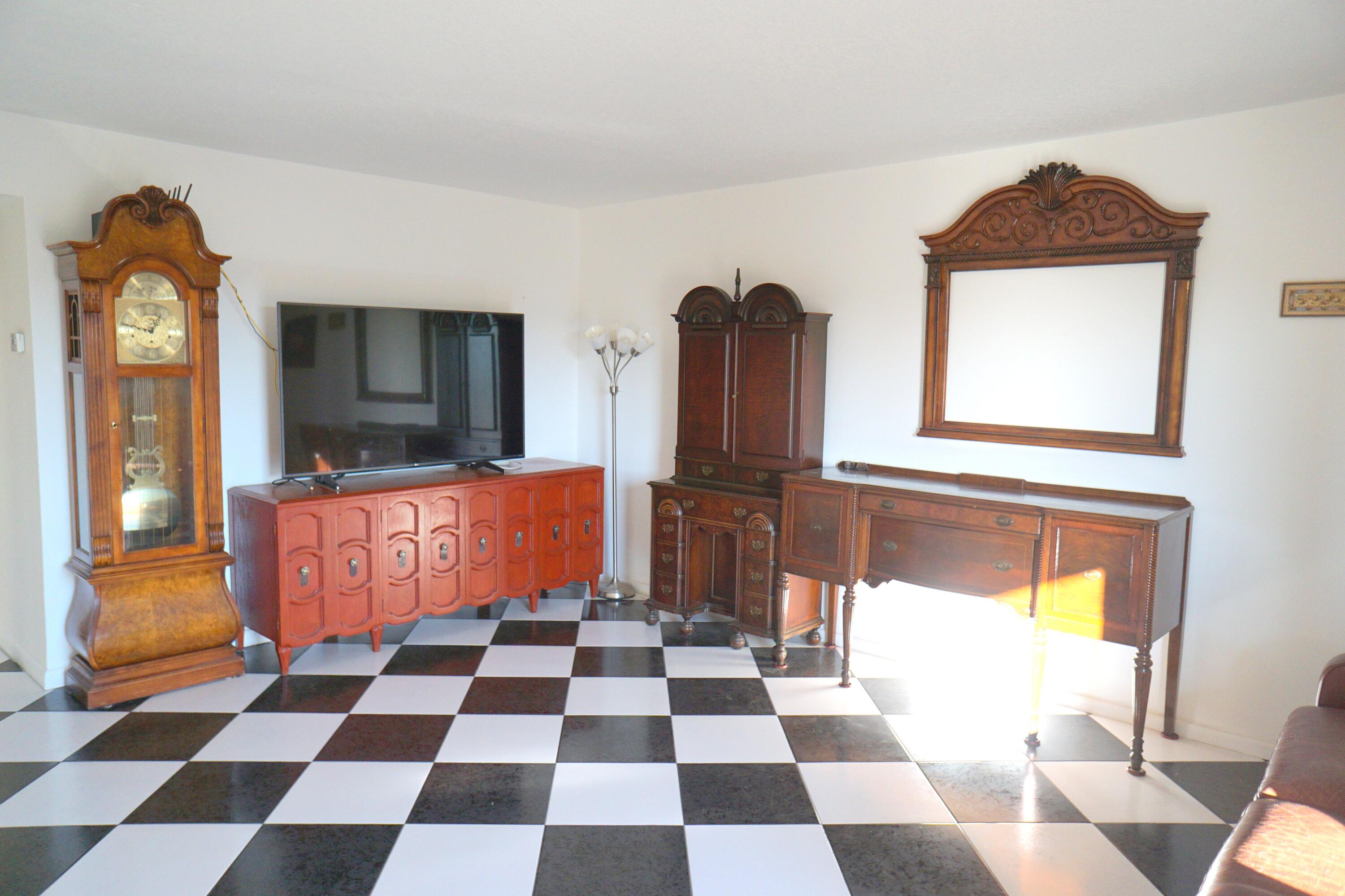 401 Southampton A Property Photo 9