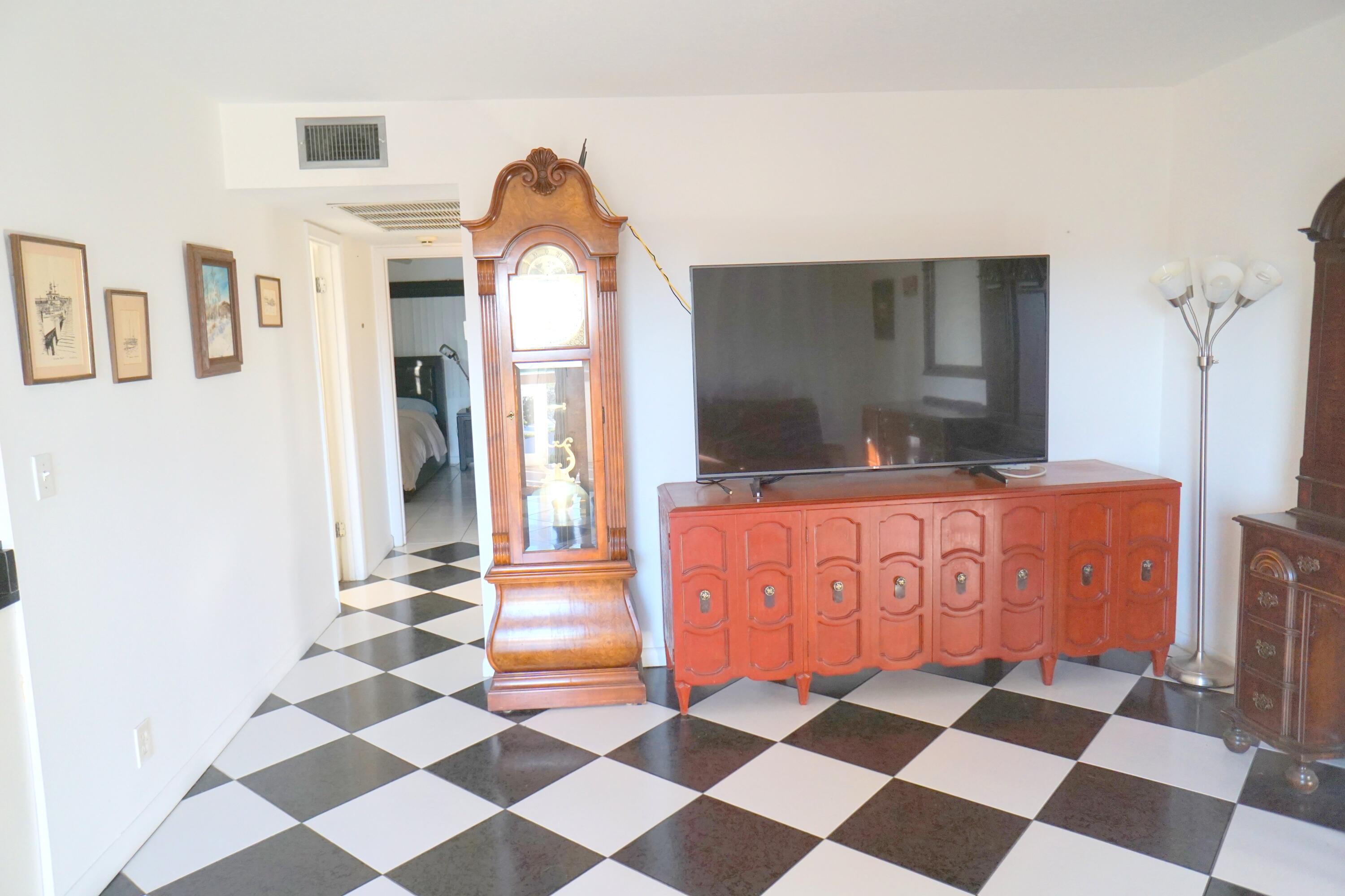 401 Southampton A Property Photo 10
