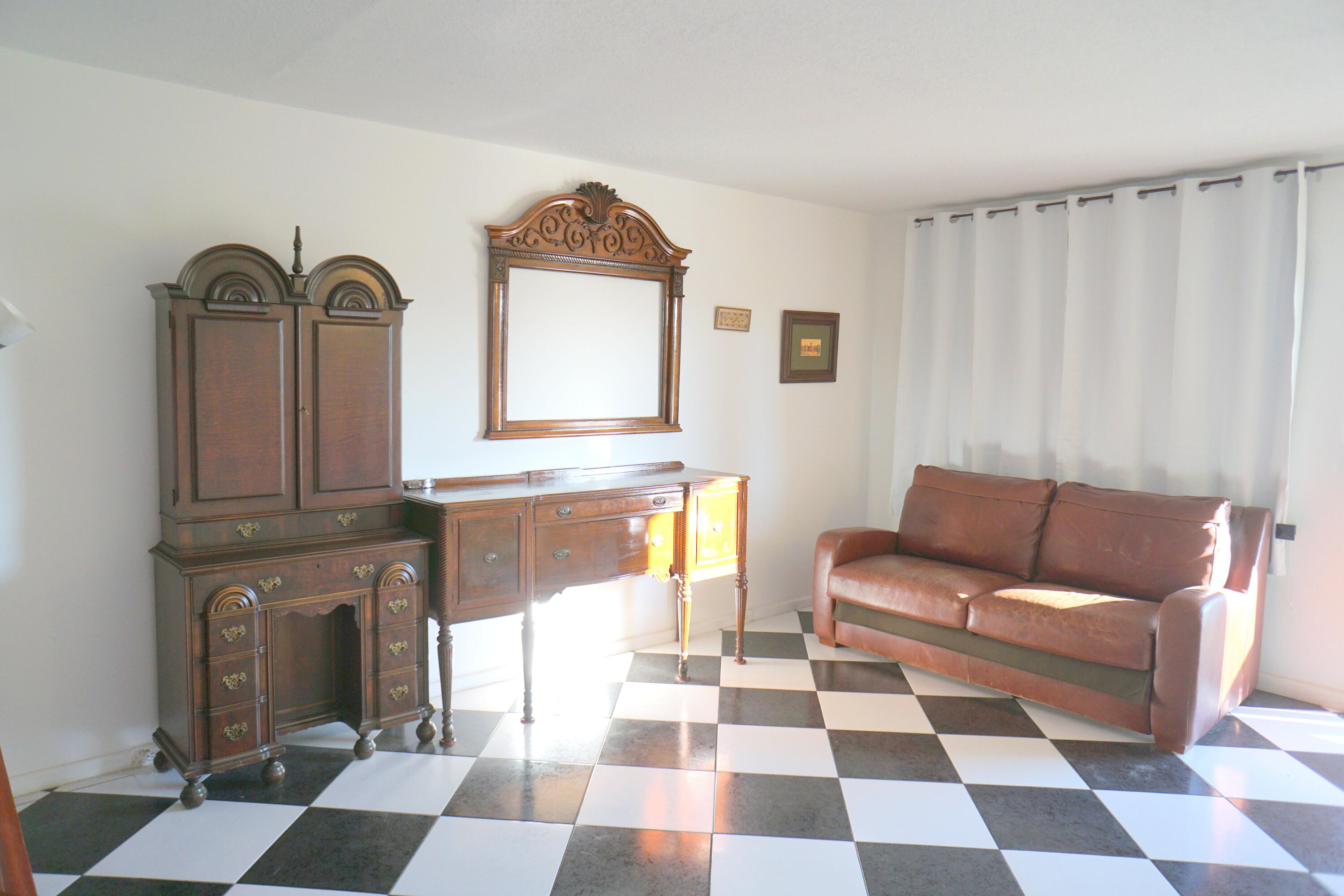 401 Southampton A Property Photo 11