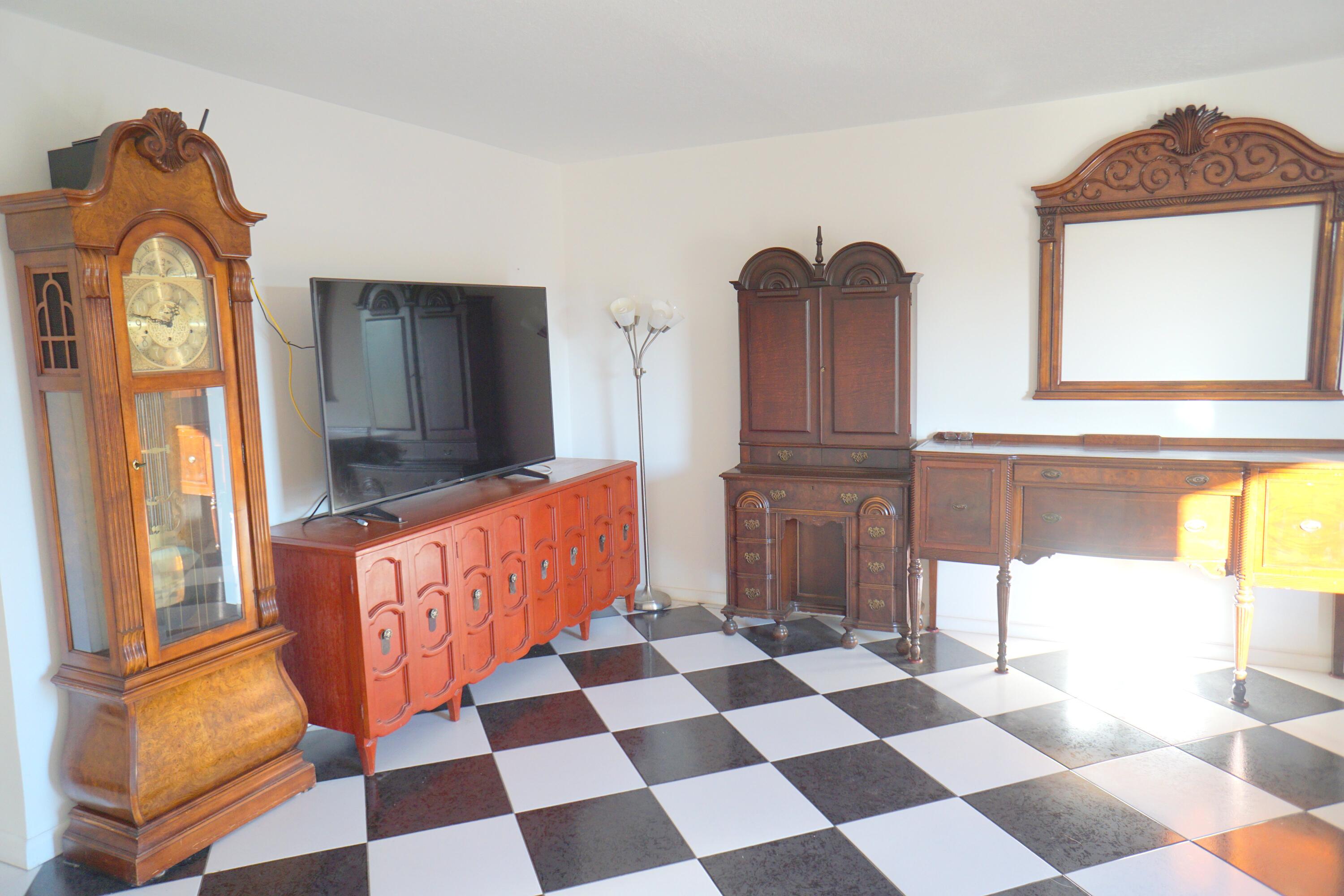 401 Southampton A Property Photo 12