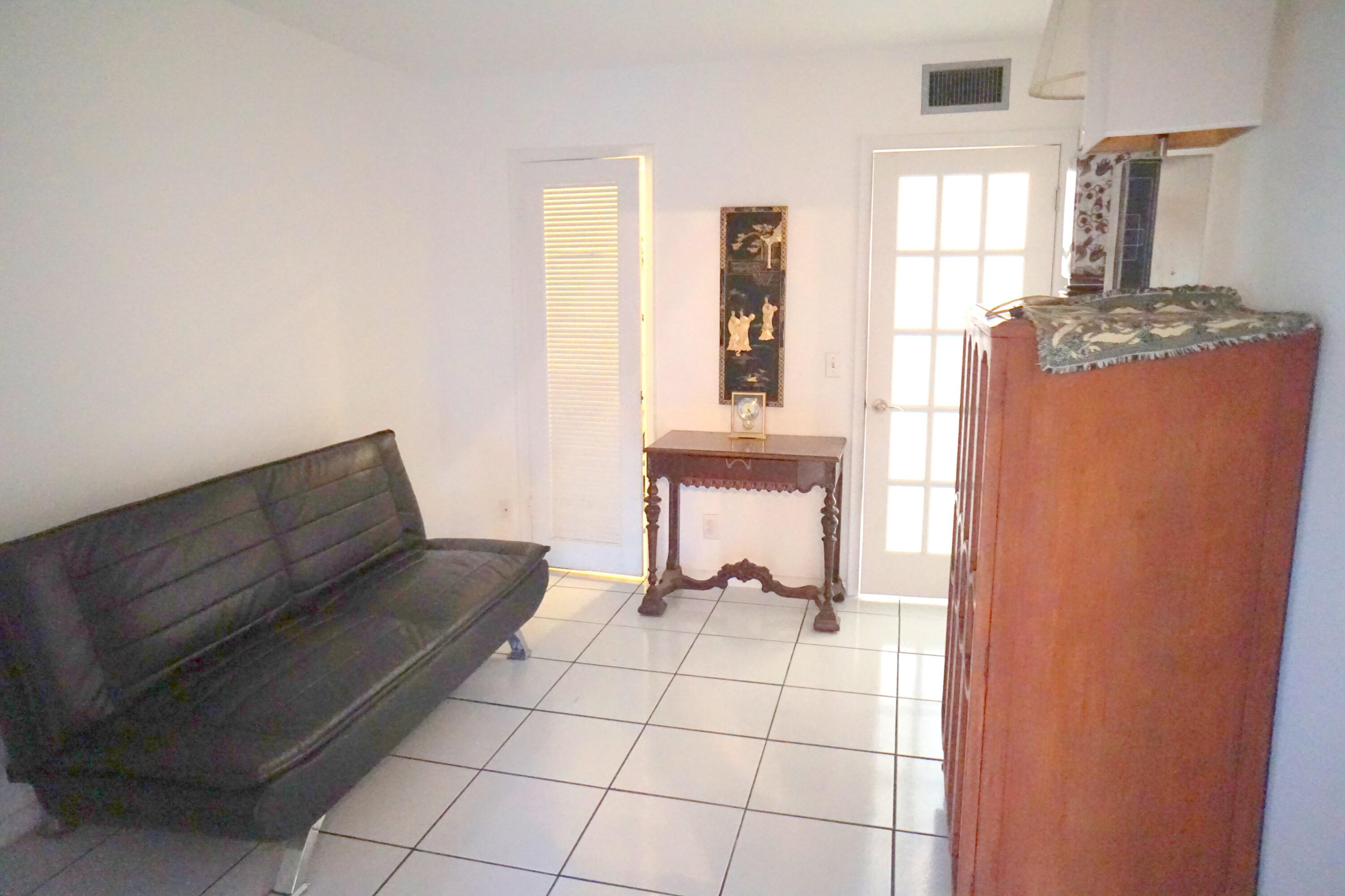 401 Southampton A Property Photo 18