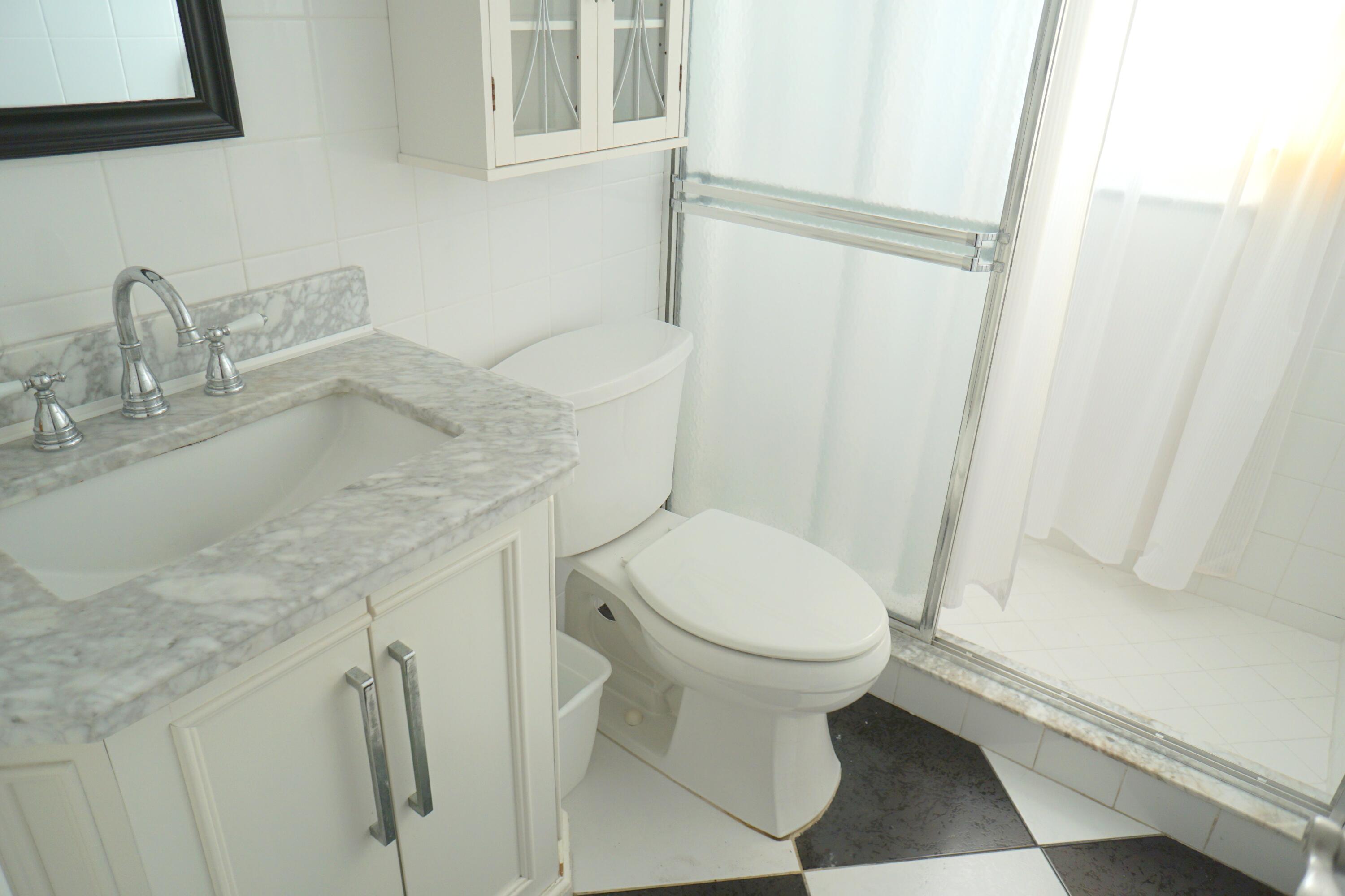 401 Southampton A Property Photo 20
