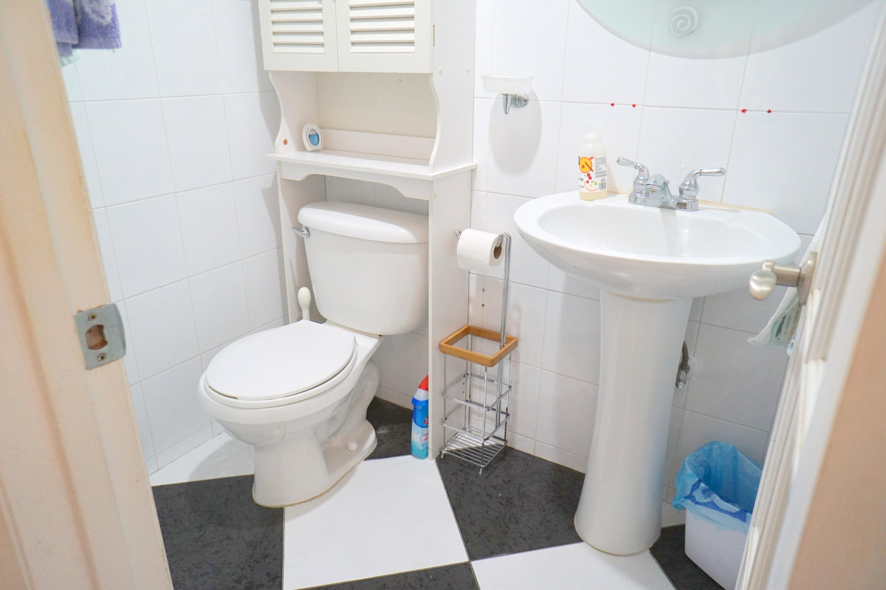 401 Southampton A Property Photo 21