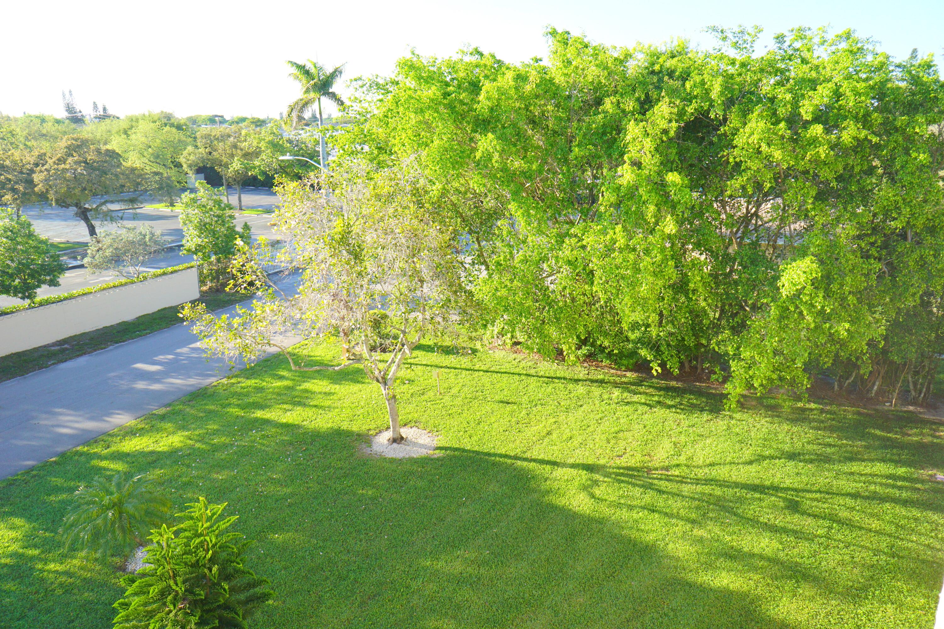 401 Southampton A Property Photo 28