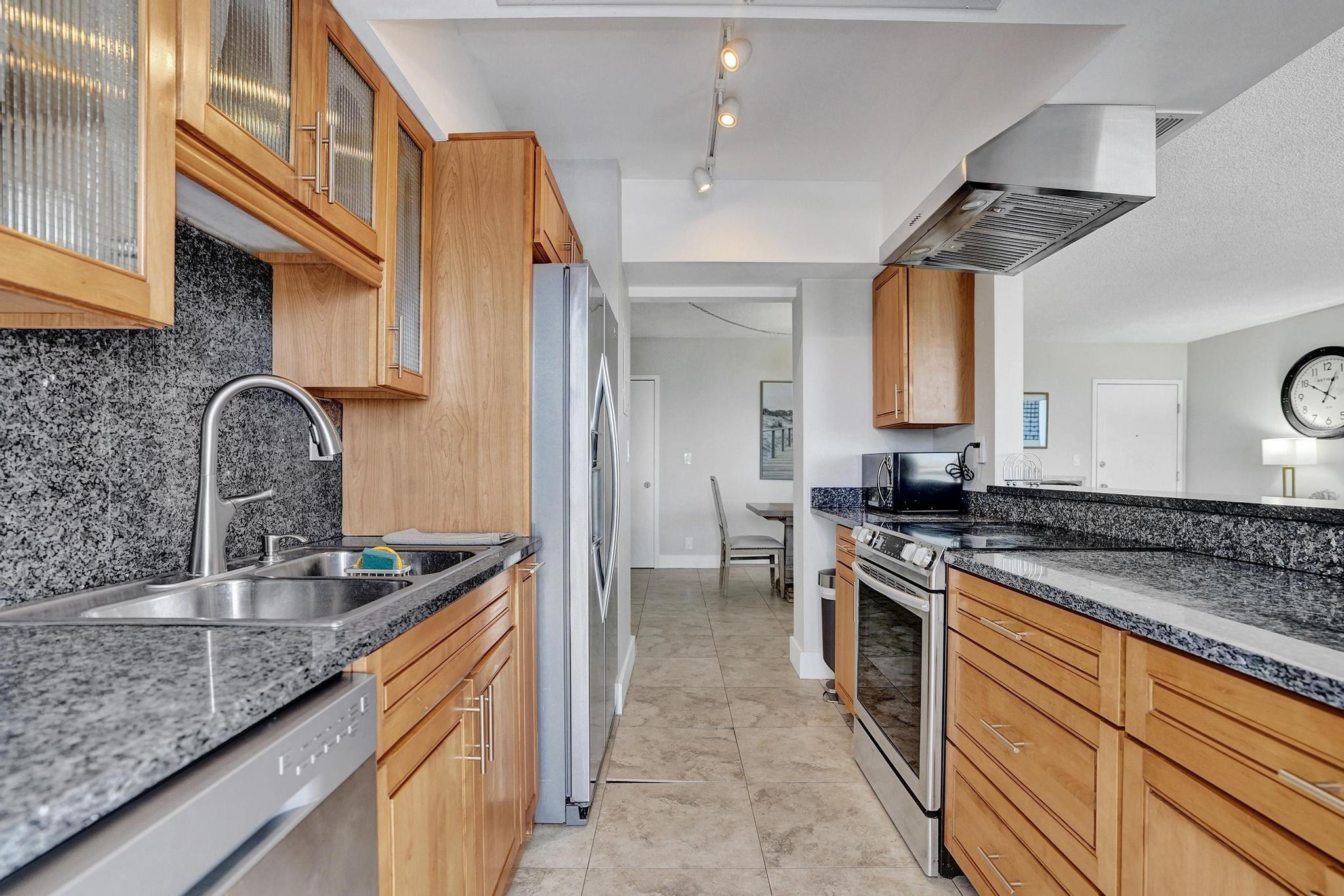 2715 N Ocean Boulevard 6c Property Photo 9