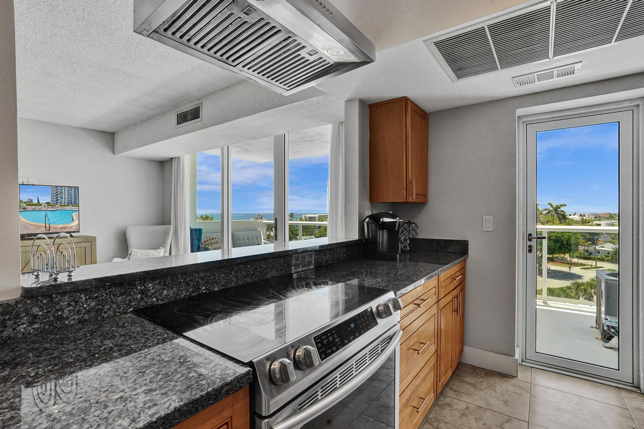 2715 N Ocean Boulevard 6c Property Photo 10