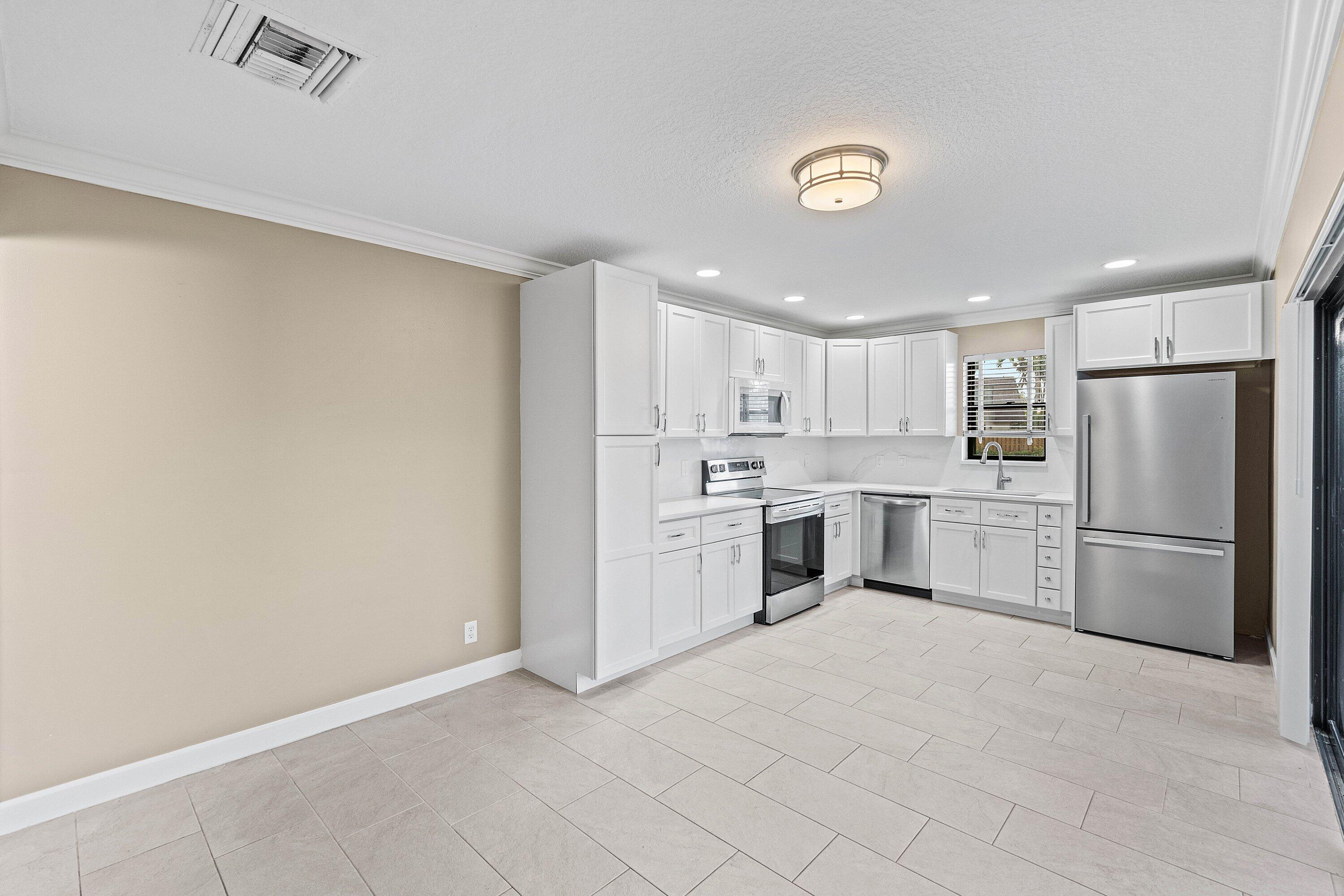7754 Courtyard Run W Property Photo 11