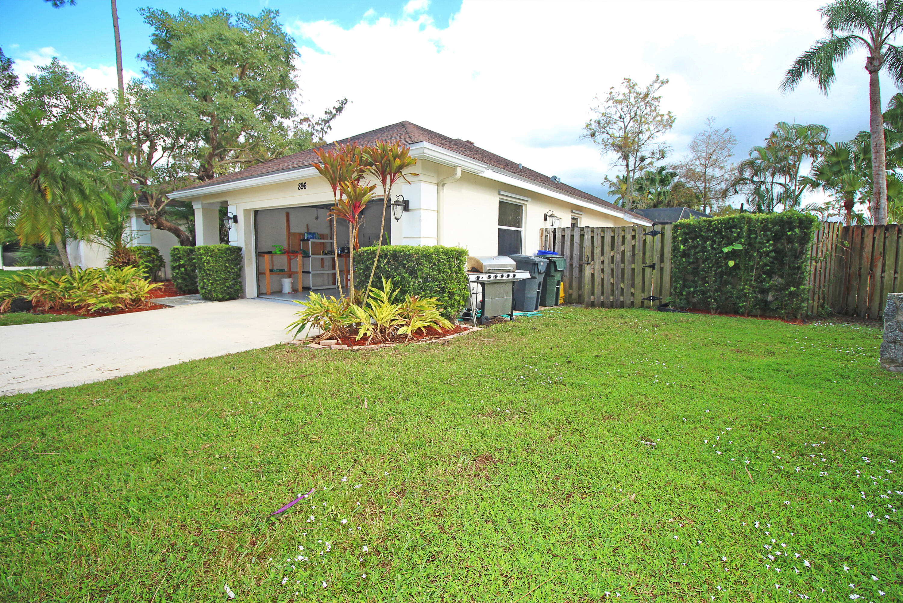 896 Rose Court Property Photo 2