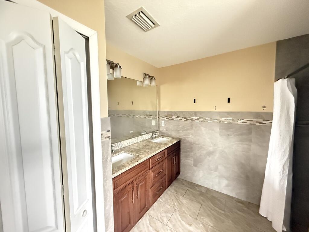 4417 Sw Baturro Street Property Photo 8