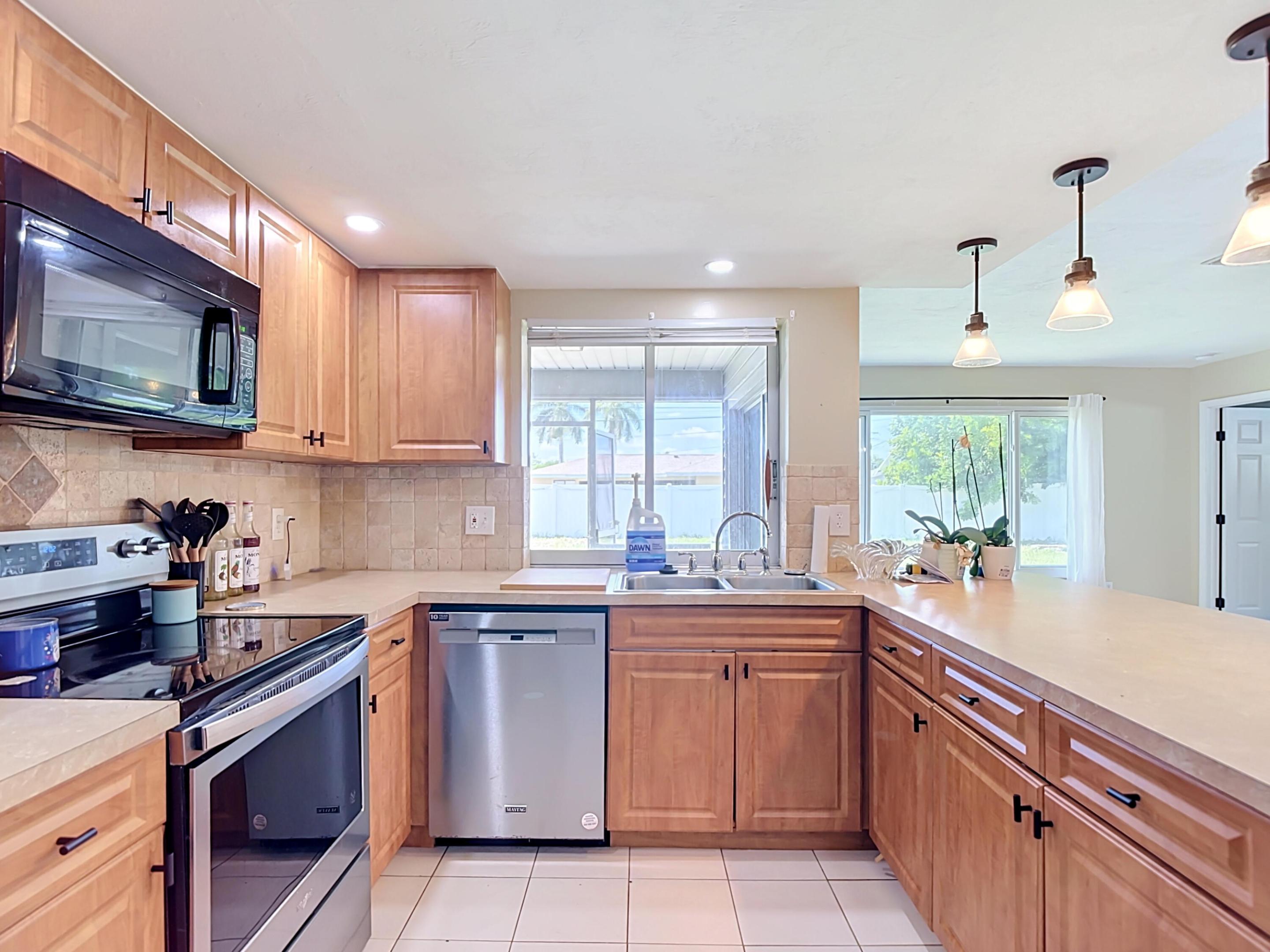 1832 Se Van Loon Terrace Property Photo 9