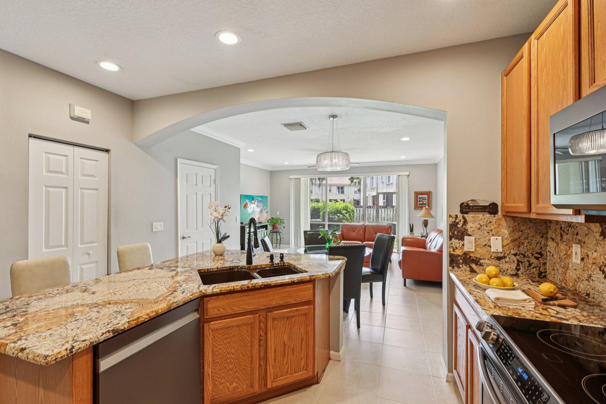9070 Tremezzo Lane Property Photo 3