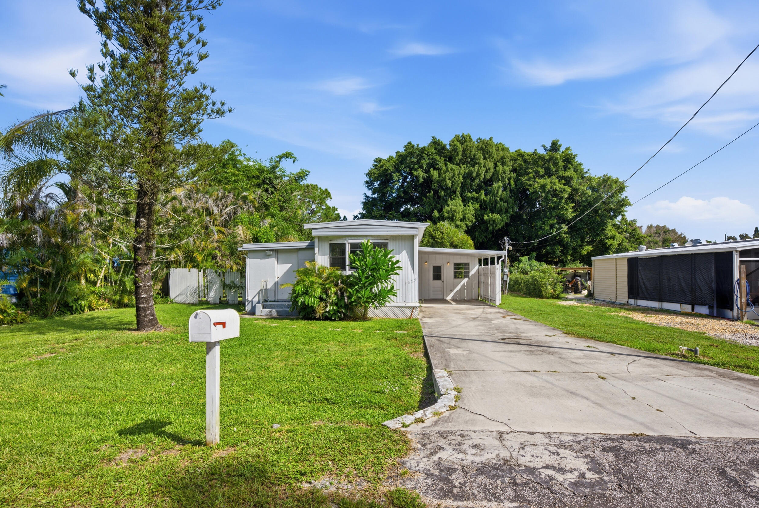 1823 Sw College Street Property Photo 1
