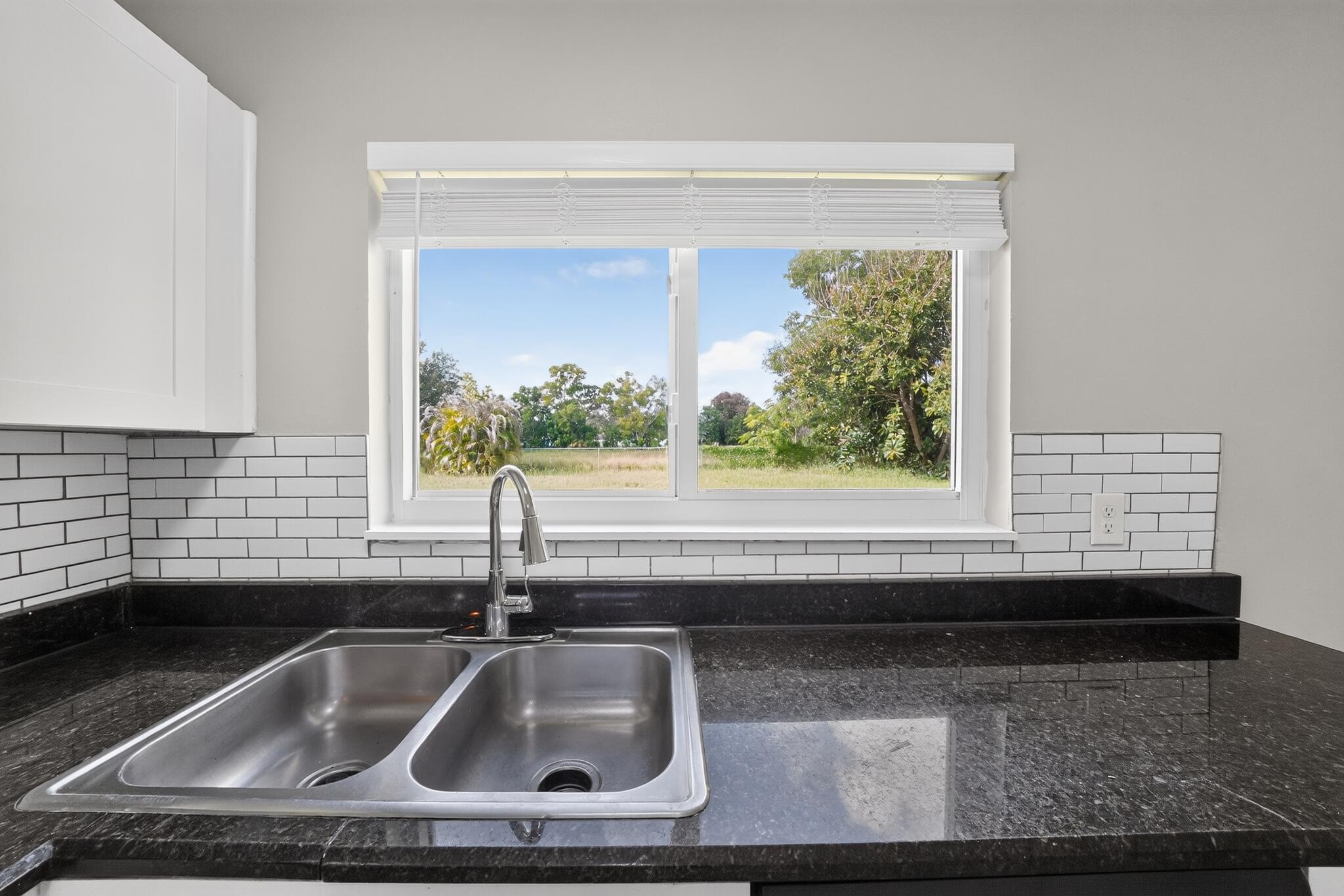 230 Sw Cherryhill Road Property Photo 6