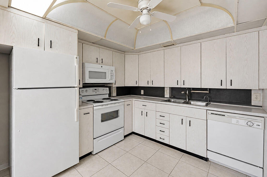 3026 Rexford B Property Photo 2